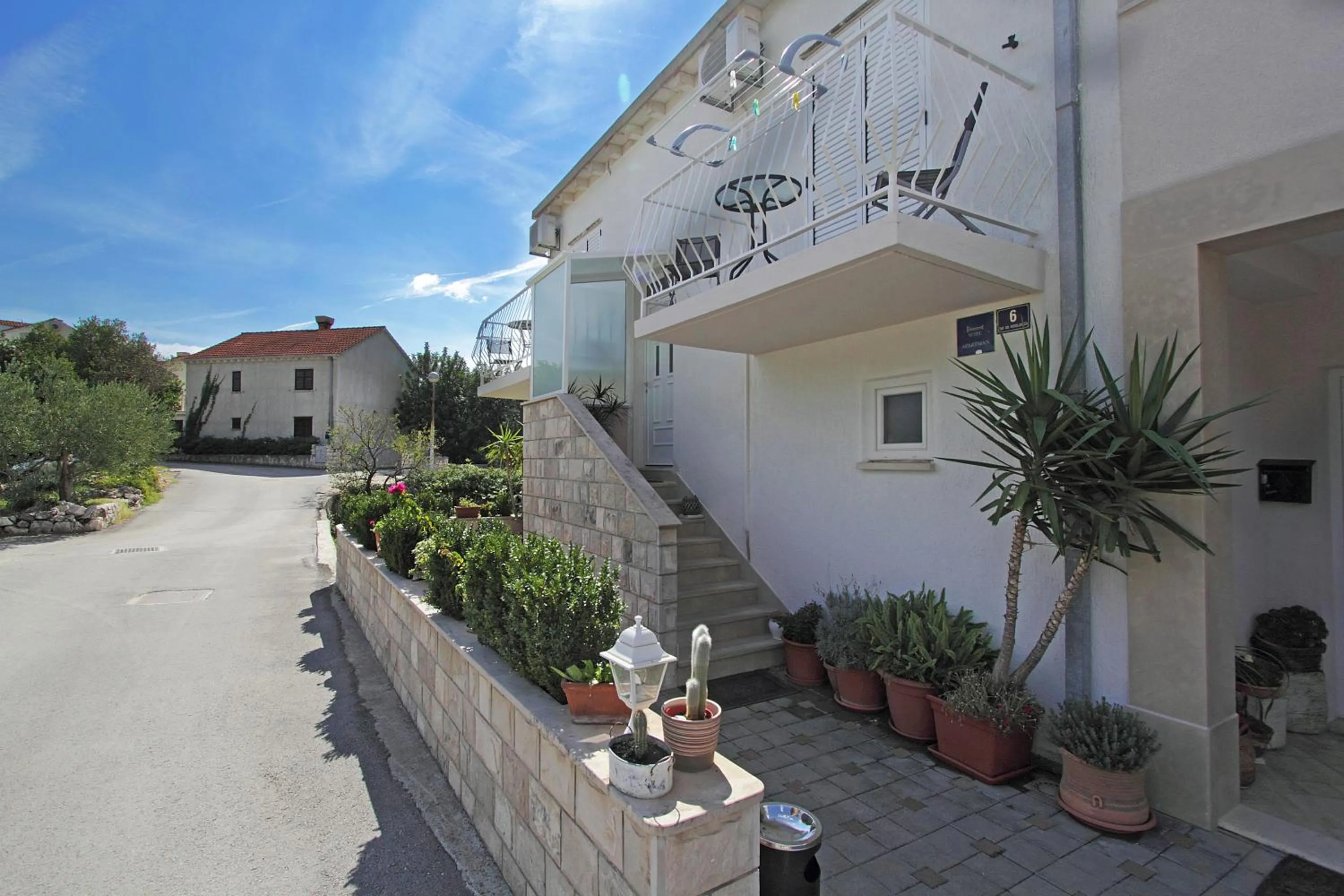Facade/entrance in Vila Mozara