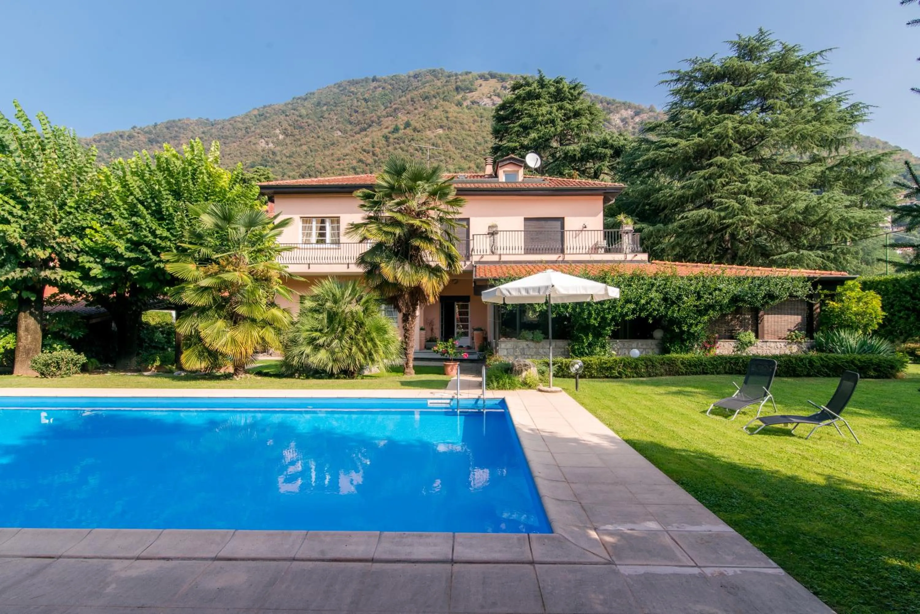 Pool view in B&B 3 TIGLI