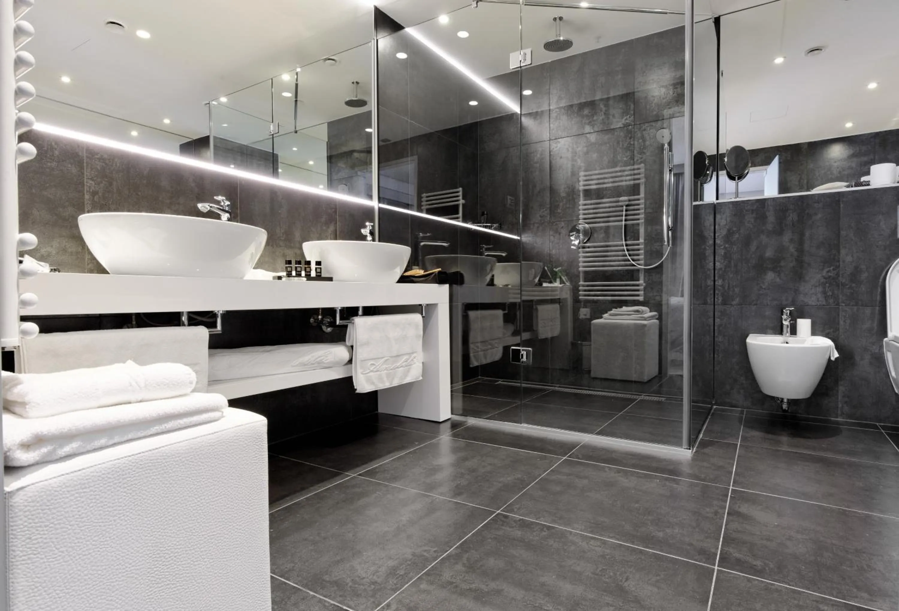 Shower in Luxury Hotel Amabilis