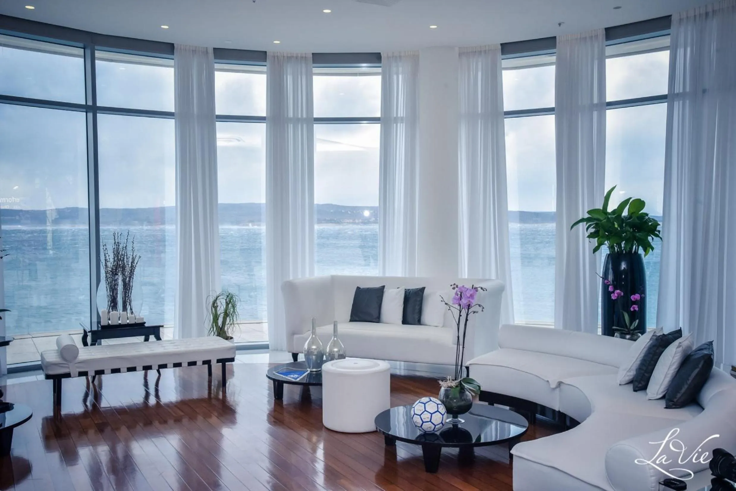 Library in Luxury Hotel Amabilis