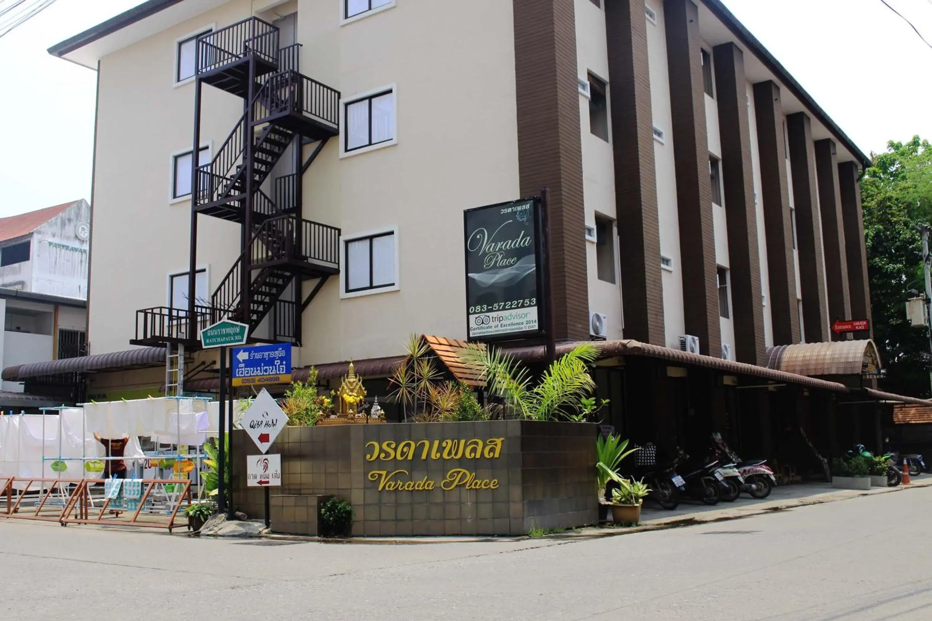 Facade/entrance in Varada Place Facade/entrance in Varada Place