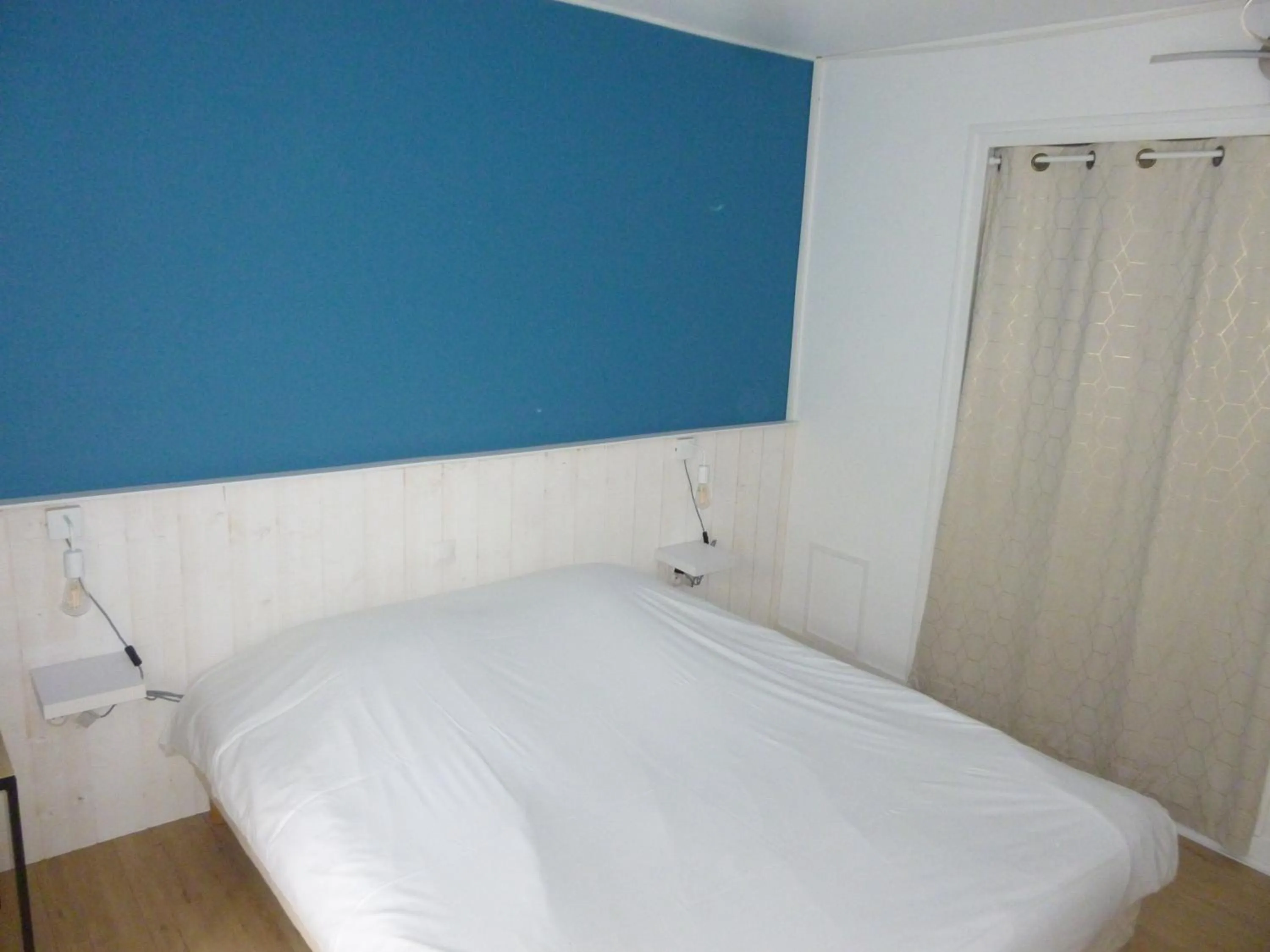 Property building, Bed in Hotel de la Bonnheure