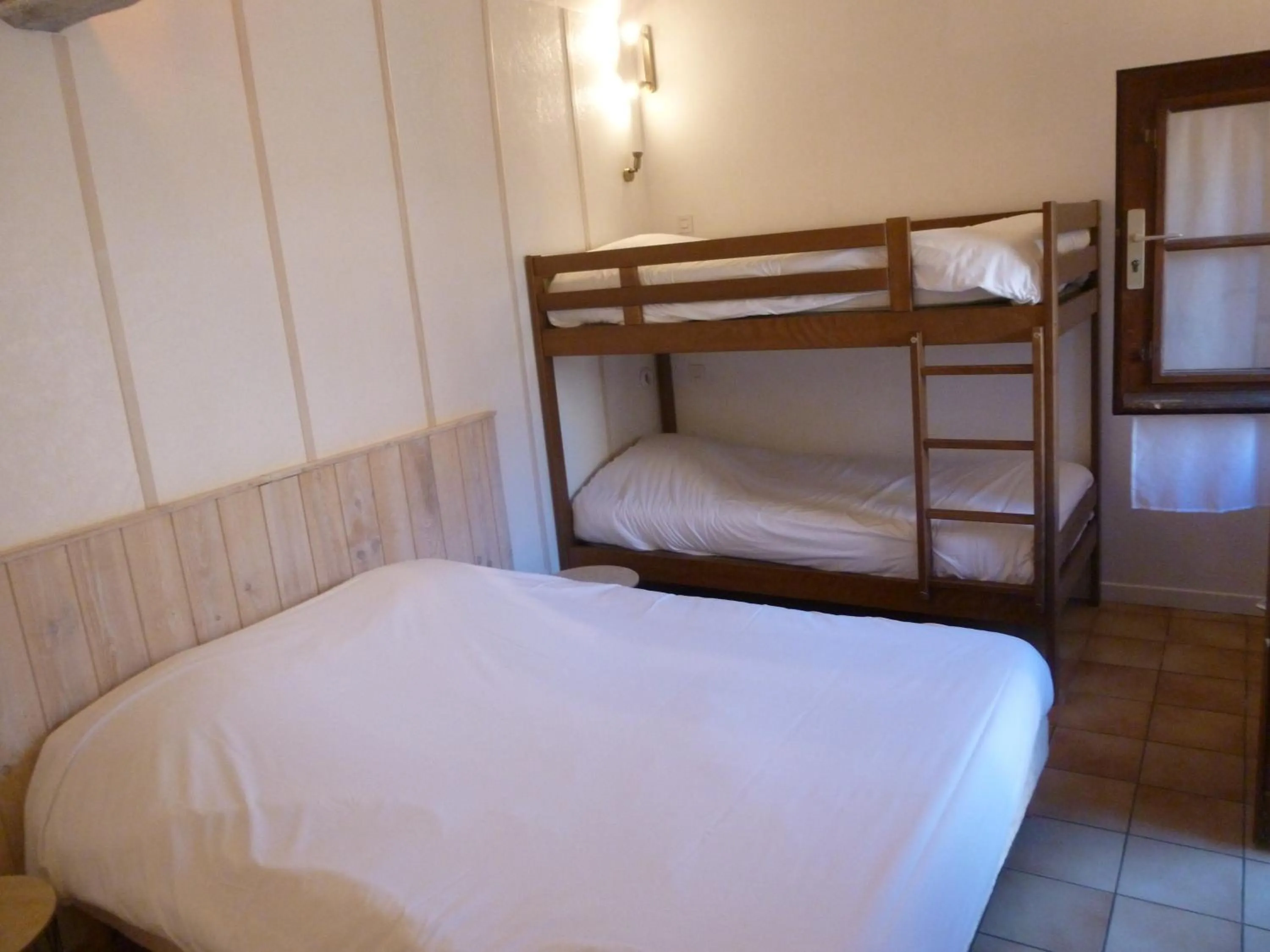 bunk bed, Bed in Hotel de la Bonnheure