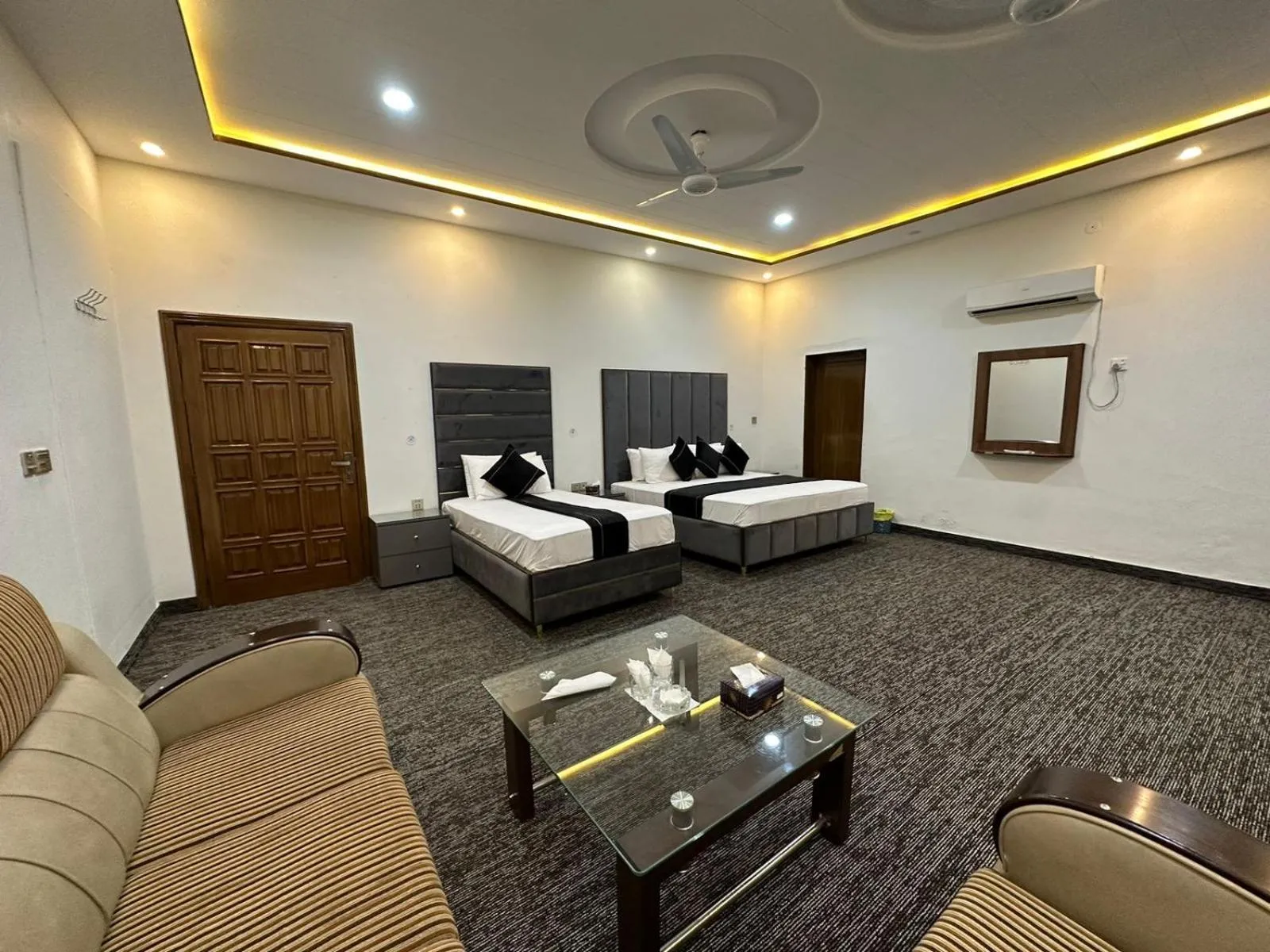 Bed in Green Land Hotel Lahore