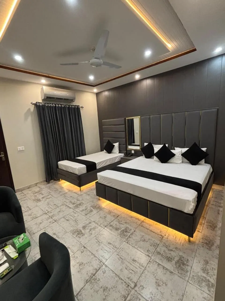 Bed in Green Land Hotel Lahore