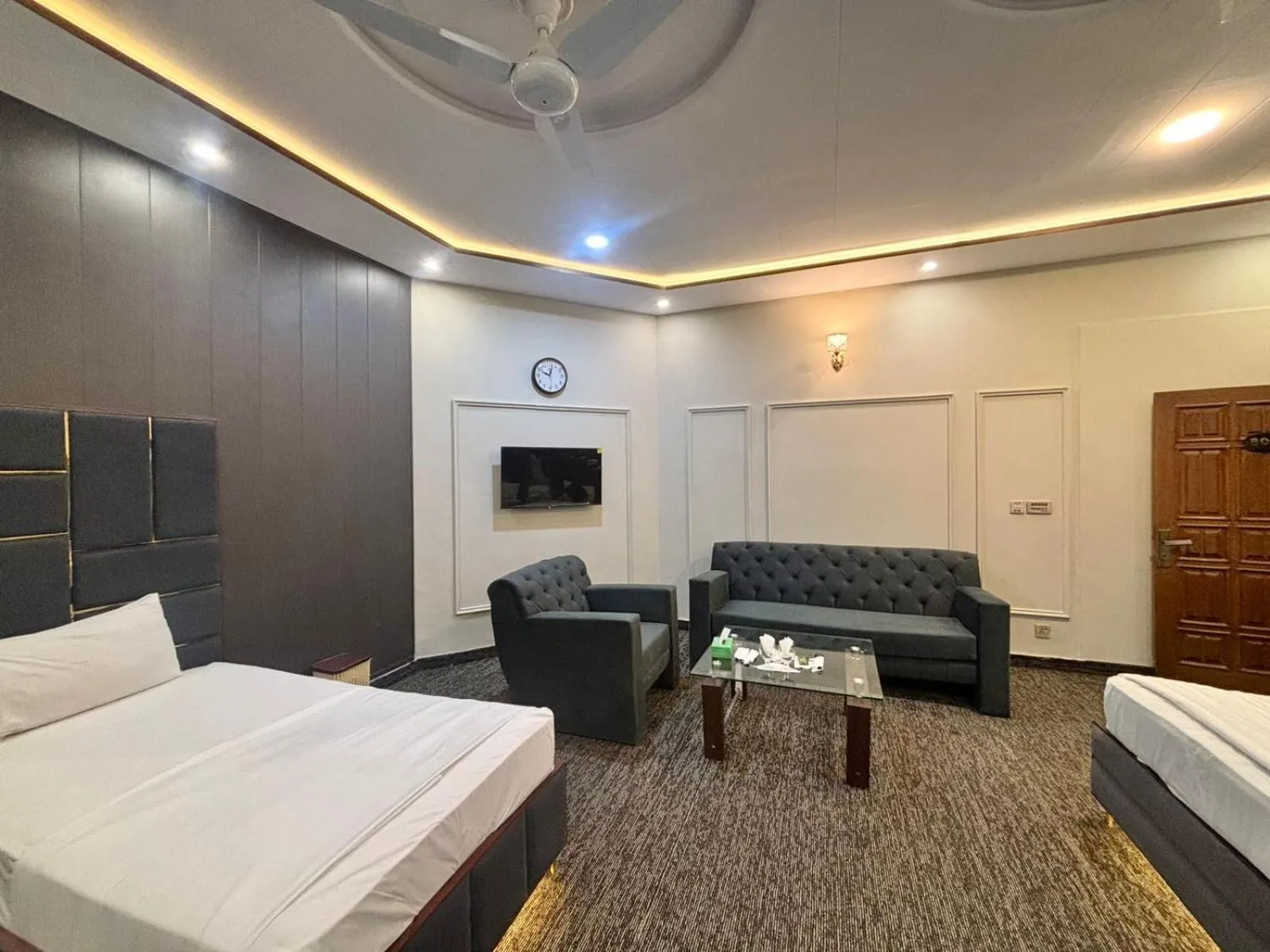 Bed in Green Land Hotel Lahore
