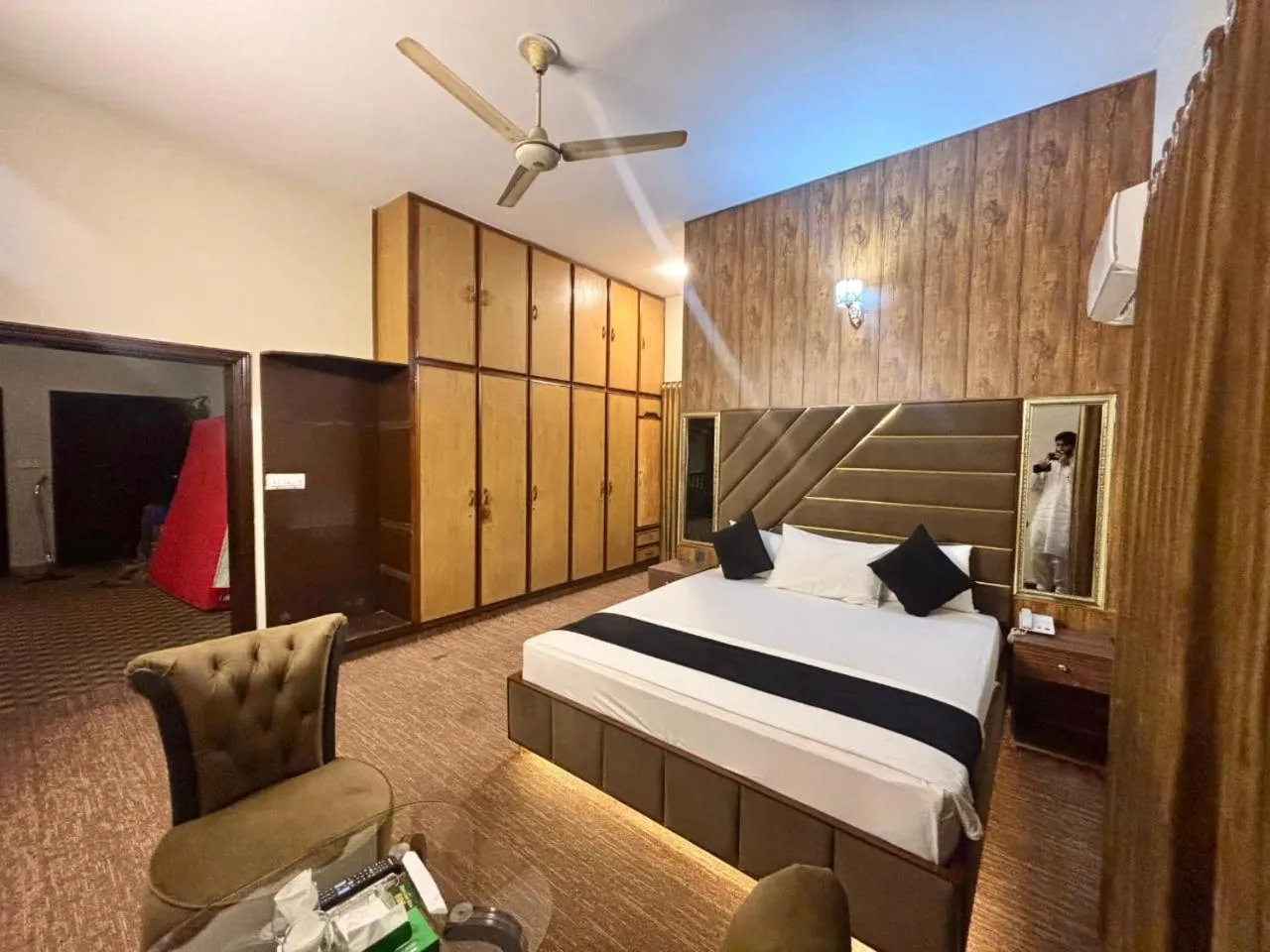 Bed in Green Land Hotel Lahore