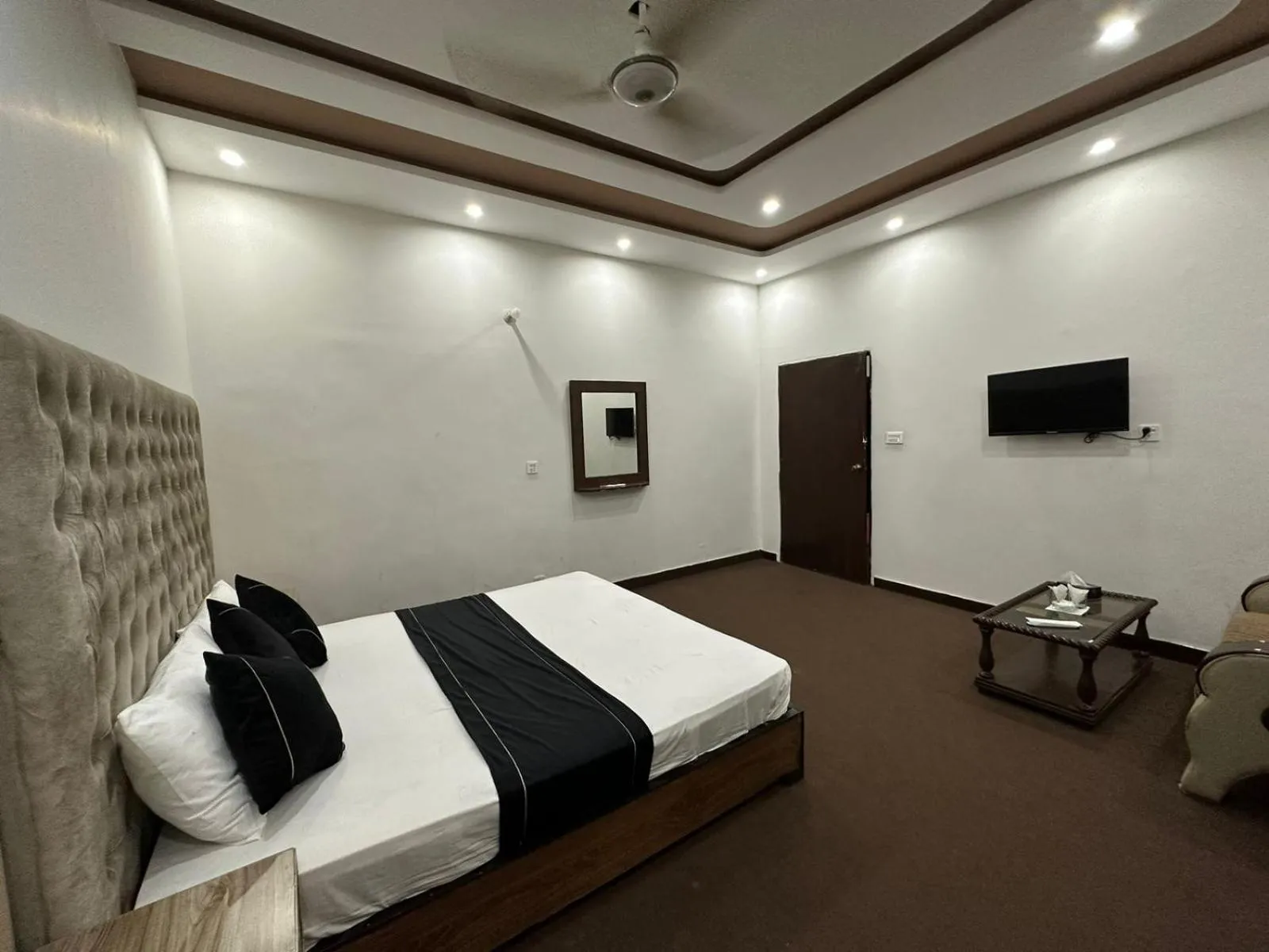 Bed in Green Land Hotel Lahore