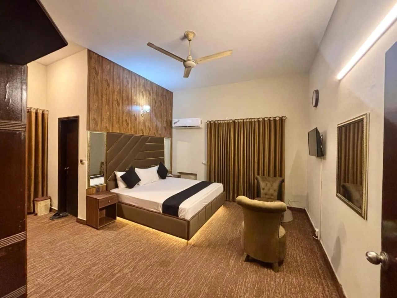 Bed in Green Land Hotel Lahore