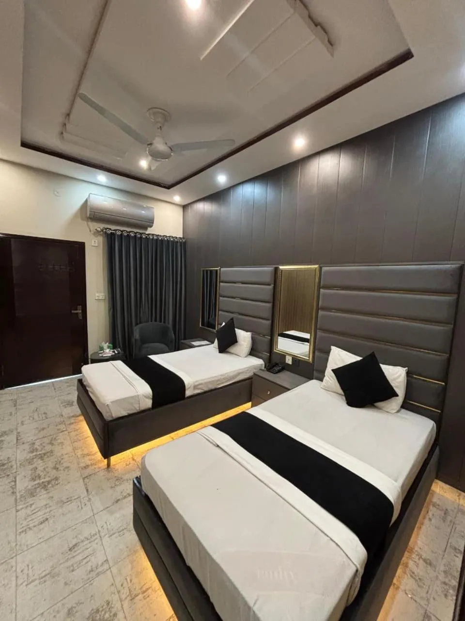 Bed in Green Land Hotel Lahore