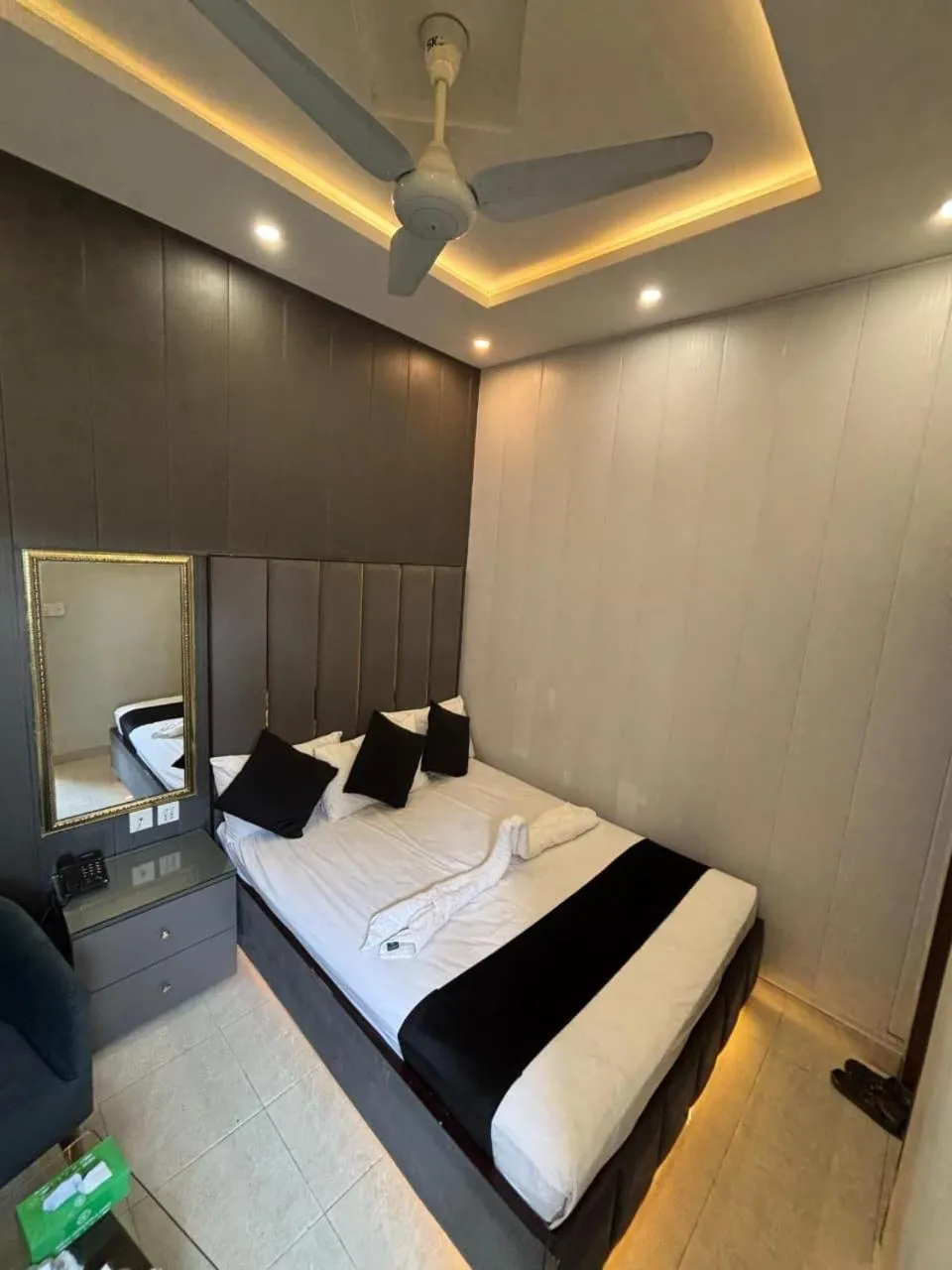 Bed in Green Land Hotel Lahore