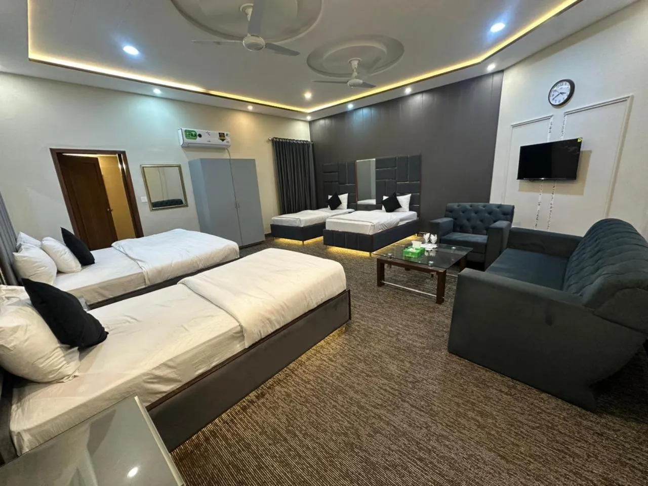 Bed in Green Land Hotel Lahore