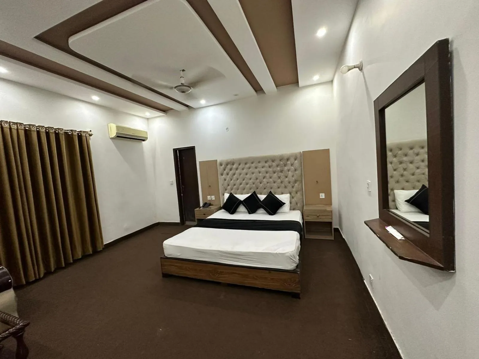 Bed in Green Land Hotel Lahore