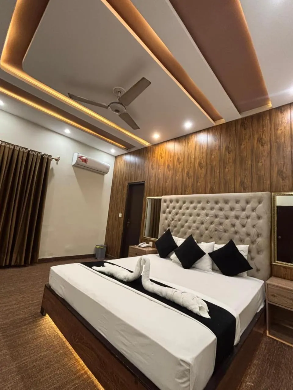 Bed in Green Land Hotel Lahore