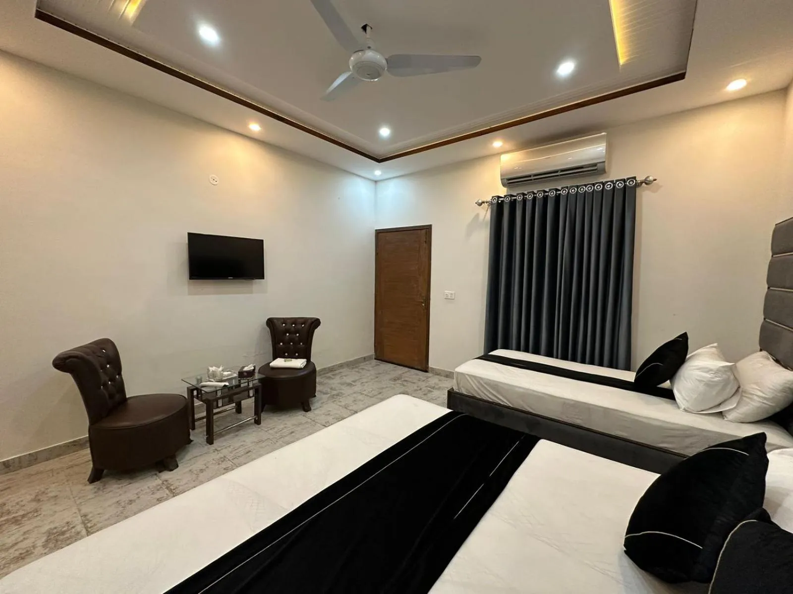 Bed in Green Land Hotel Lahore