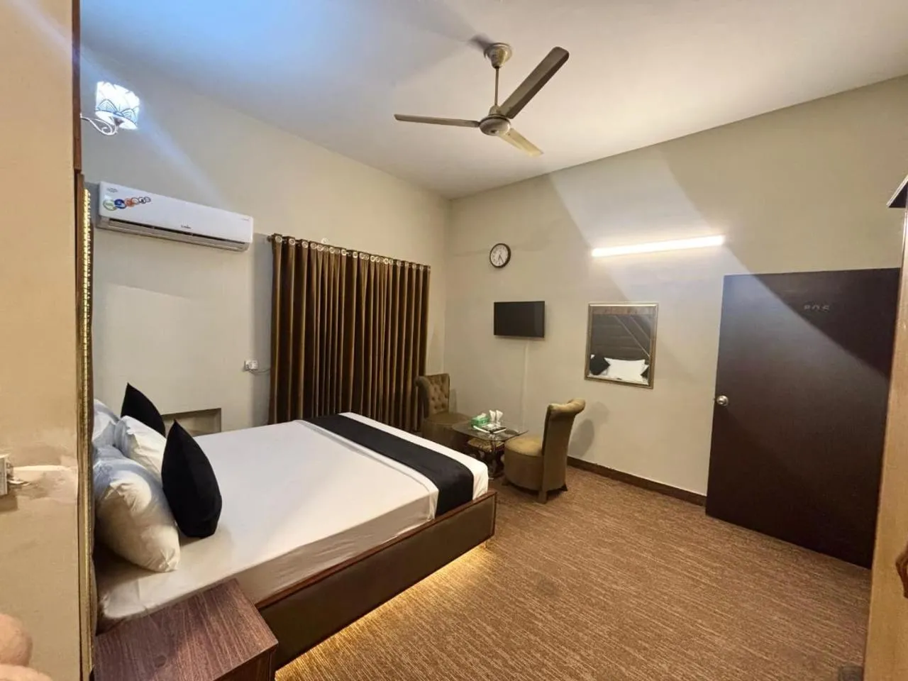 Bed in Green Land Hotel Lahore
