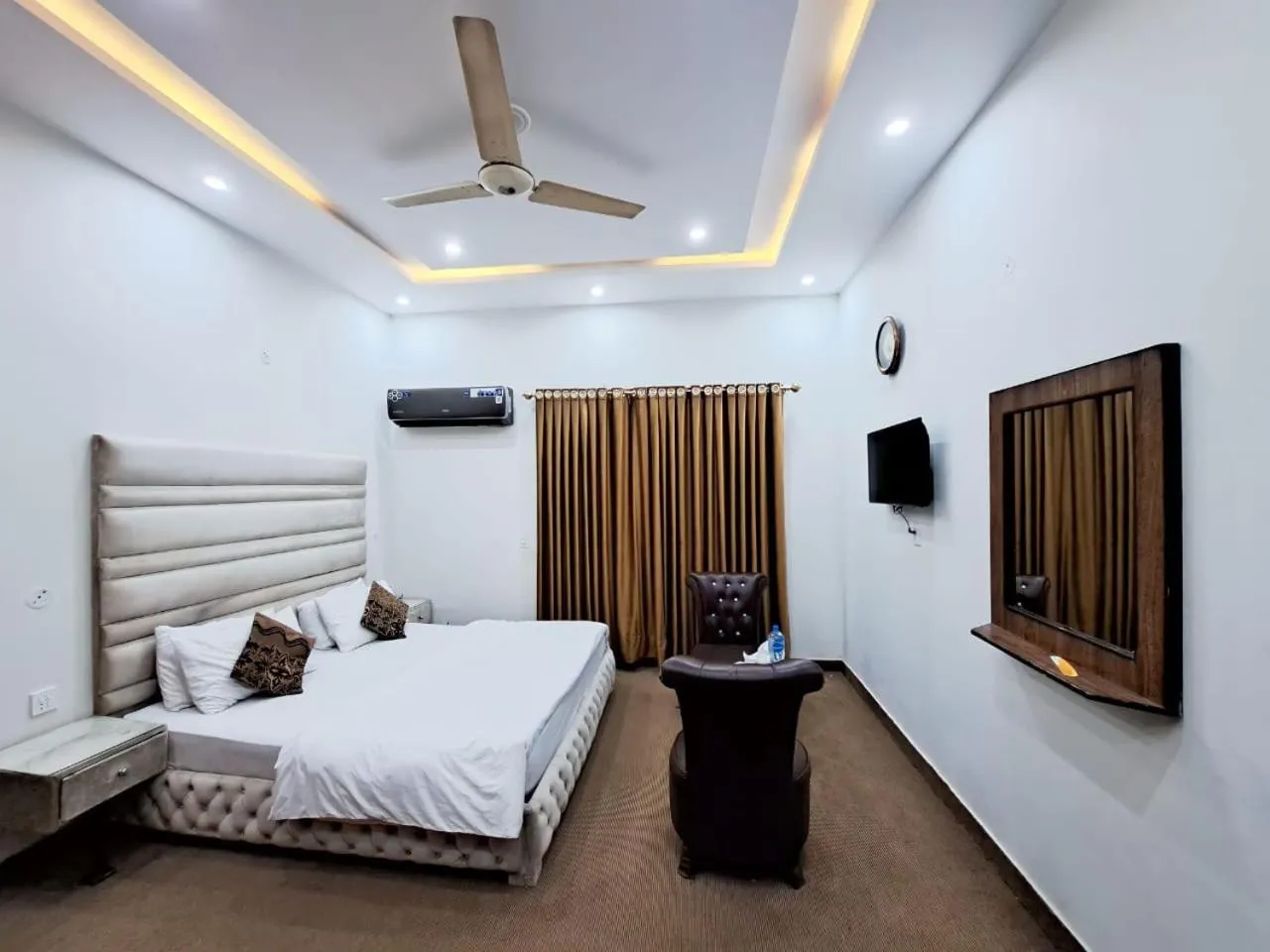 Bed in Green Land Hotel Lahore