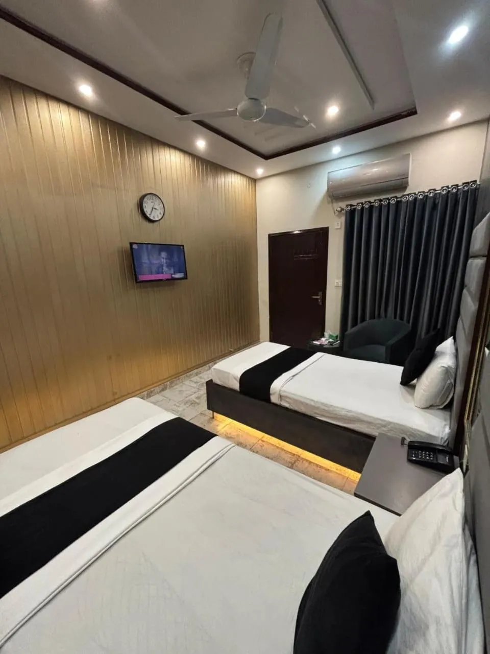 Bed in Green Land Hotel Lahore