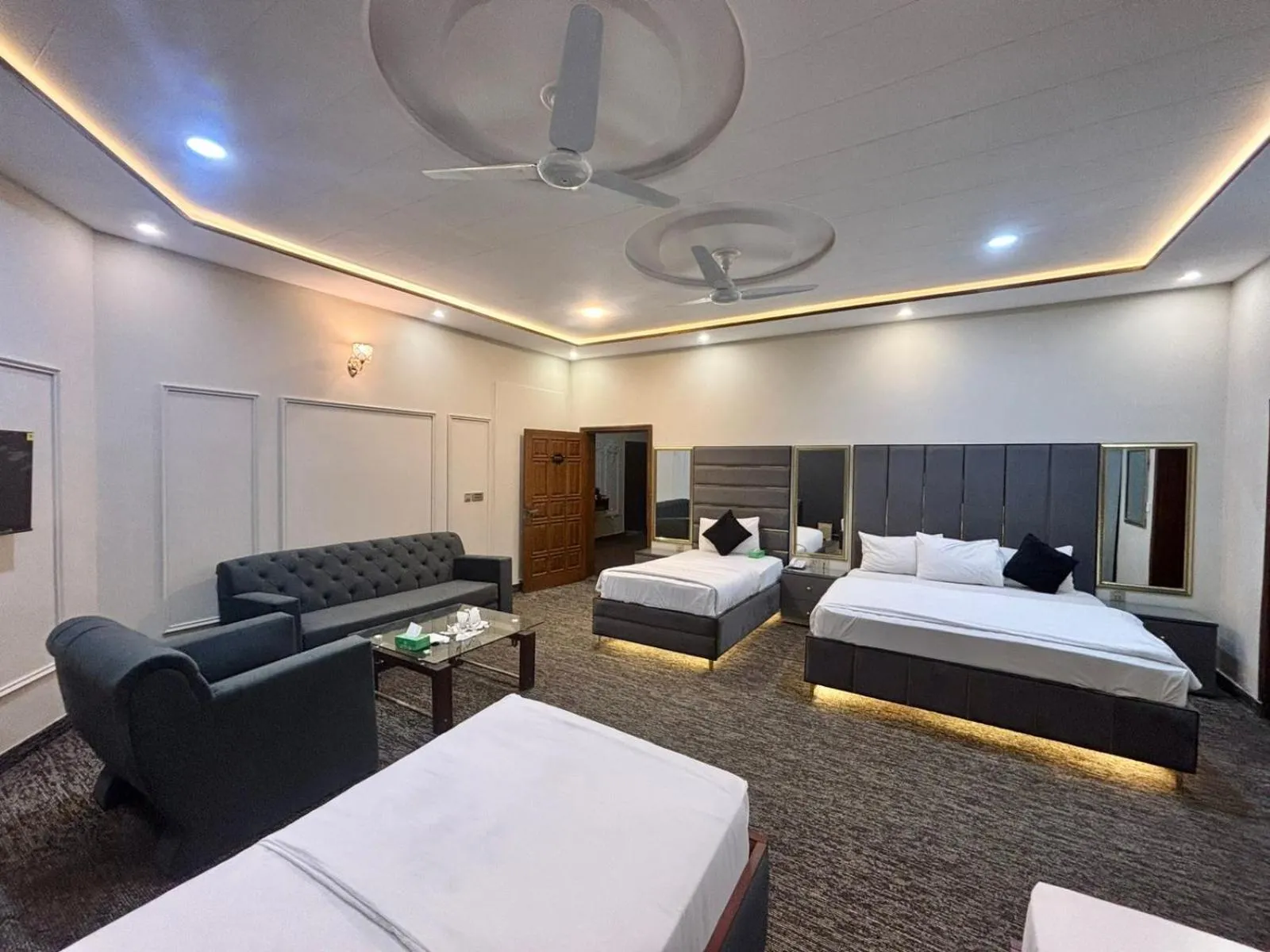 Bed in Green Land Hotel Lahore