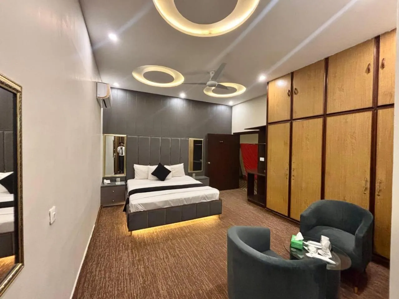 Bed in Green Land Hotel Lahore