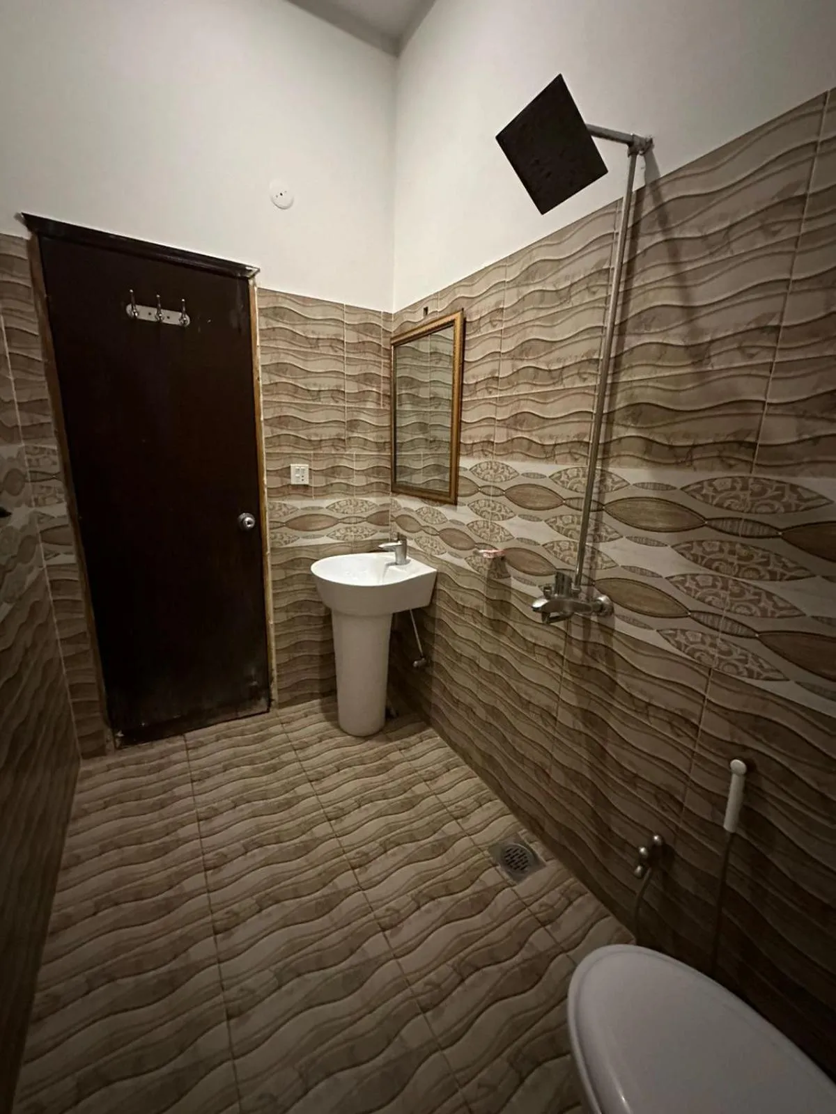 Shower in Green Land Hotel Lahore