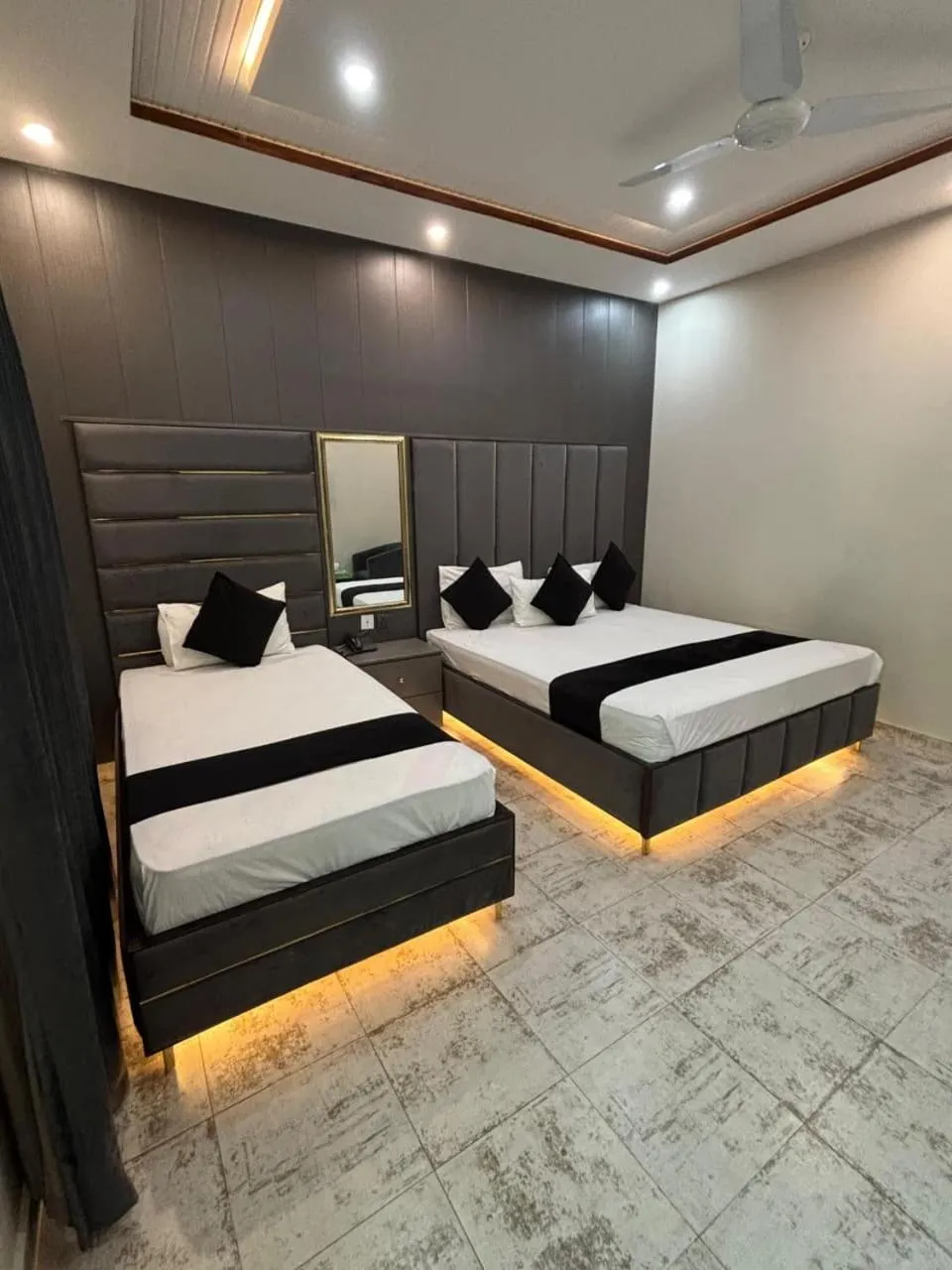 Bed in Green Land Hotel Lahore