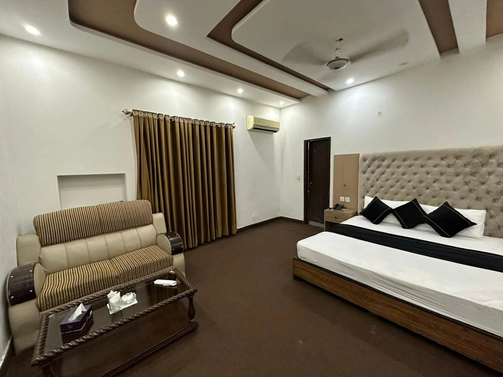 Living room, Bed in Green Land Hotel Lahore
