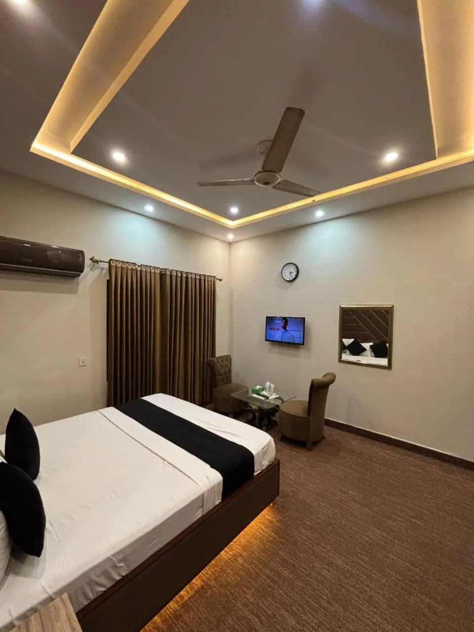 Bed in Green Land Hotel Lahore