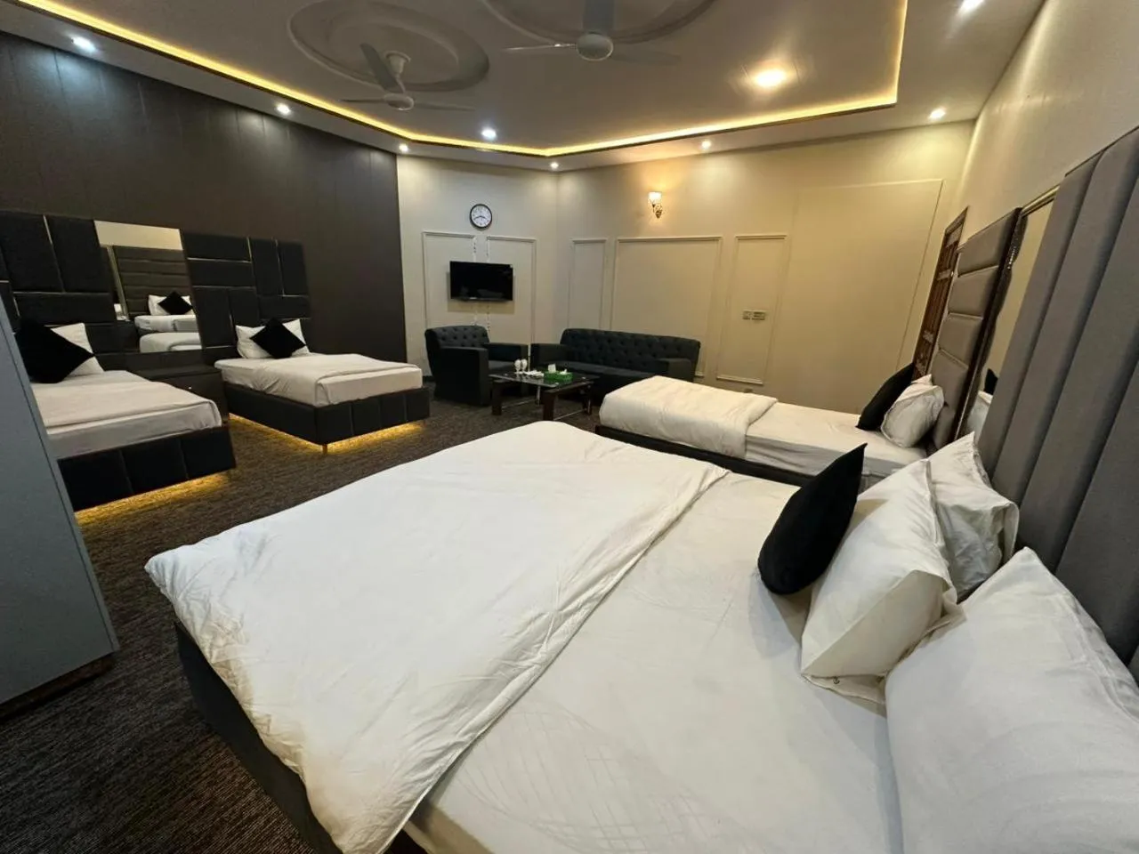 Bed in Green Land Hotel Lahore