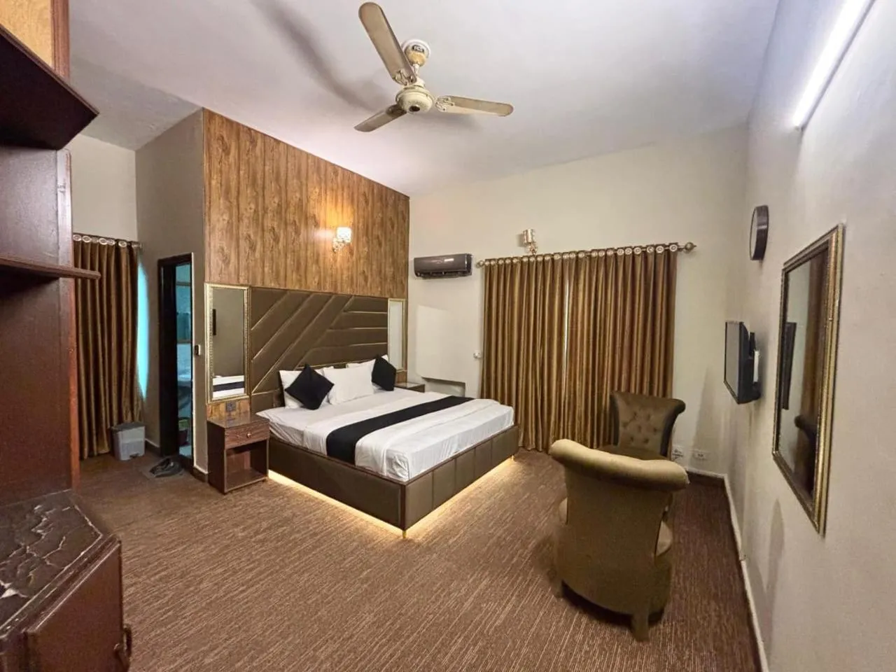 Bed in Green Land Hotel Lahore