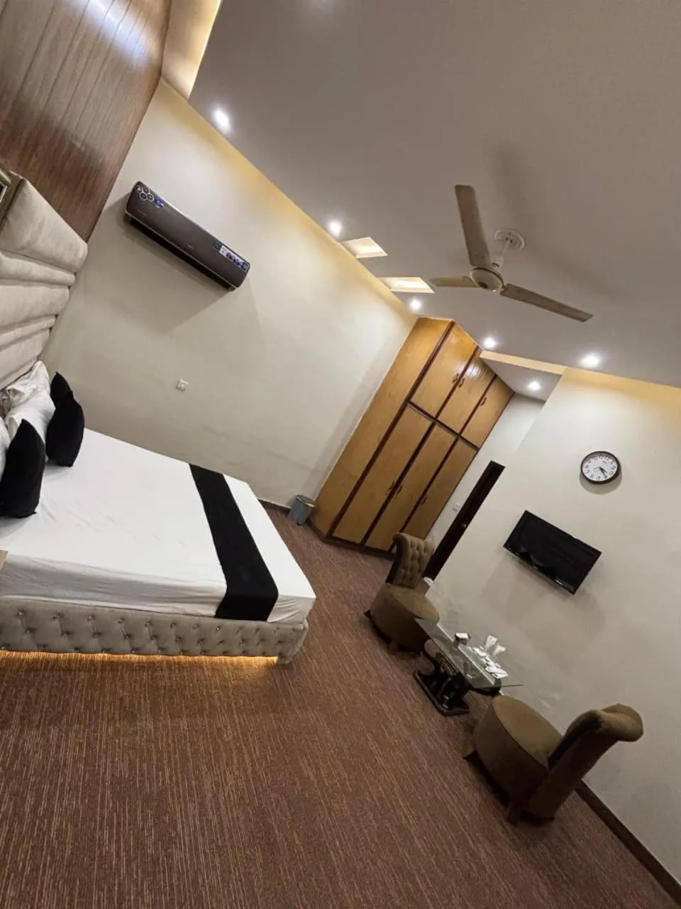 Bed in Green Land Hotel Lahore