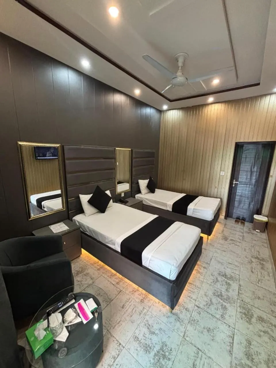 Bed in Green Land Hotel Lahore