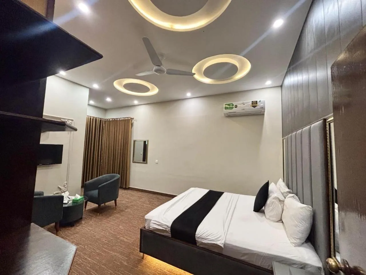 Bed in Green Land Hotel Lahore
