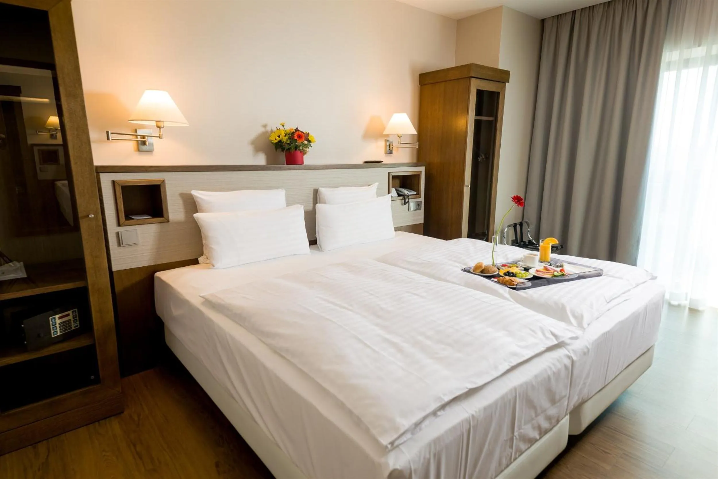 Bedroom, Bed in Hotel CH Bucharest