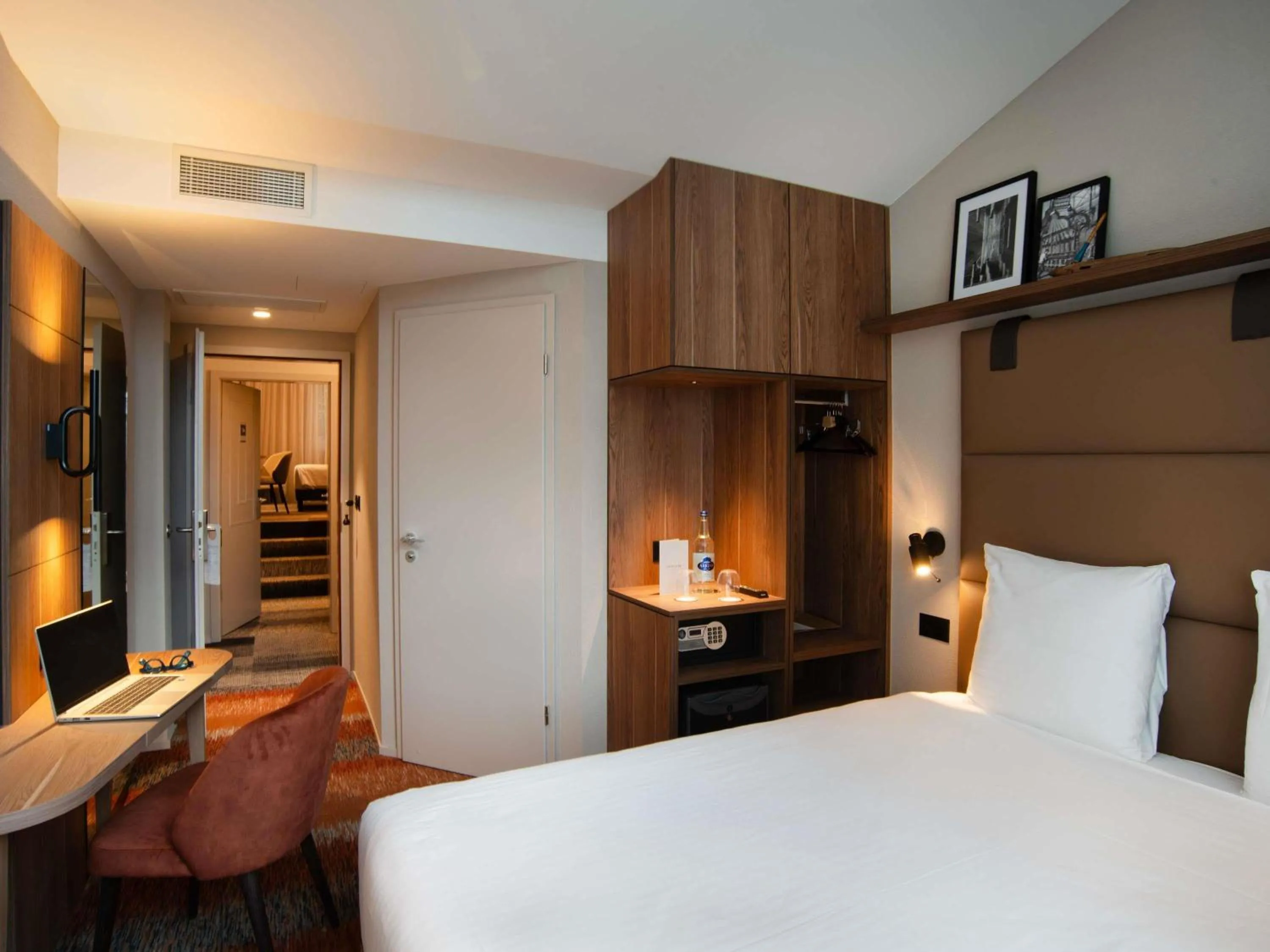 Bedroom, Bed in Mercure Fribourg Centre Remparts