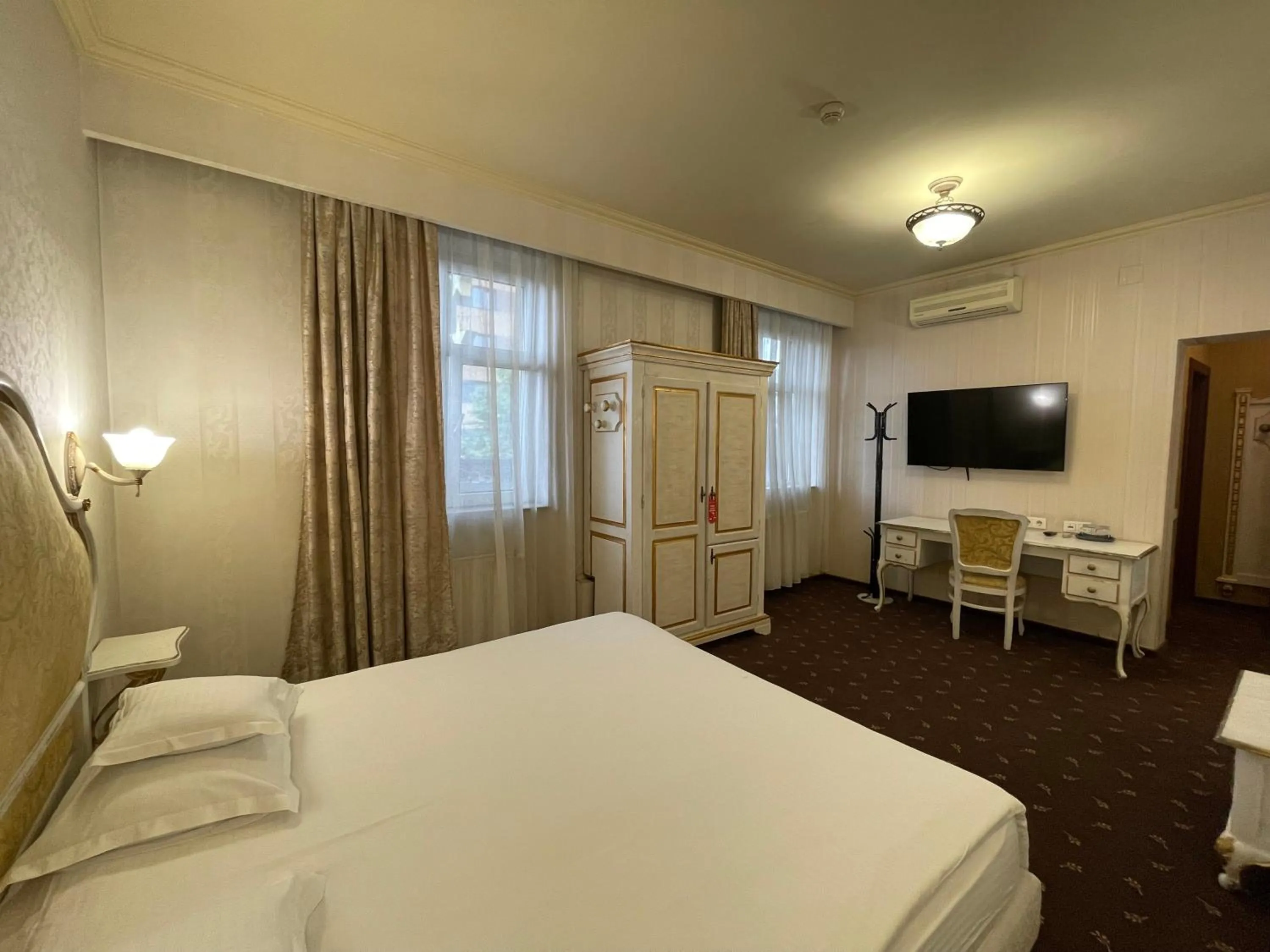 Bed in Topaz Boutique