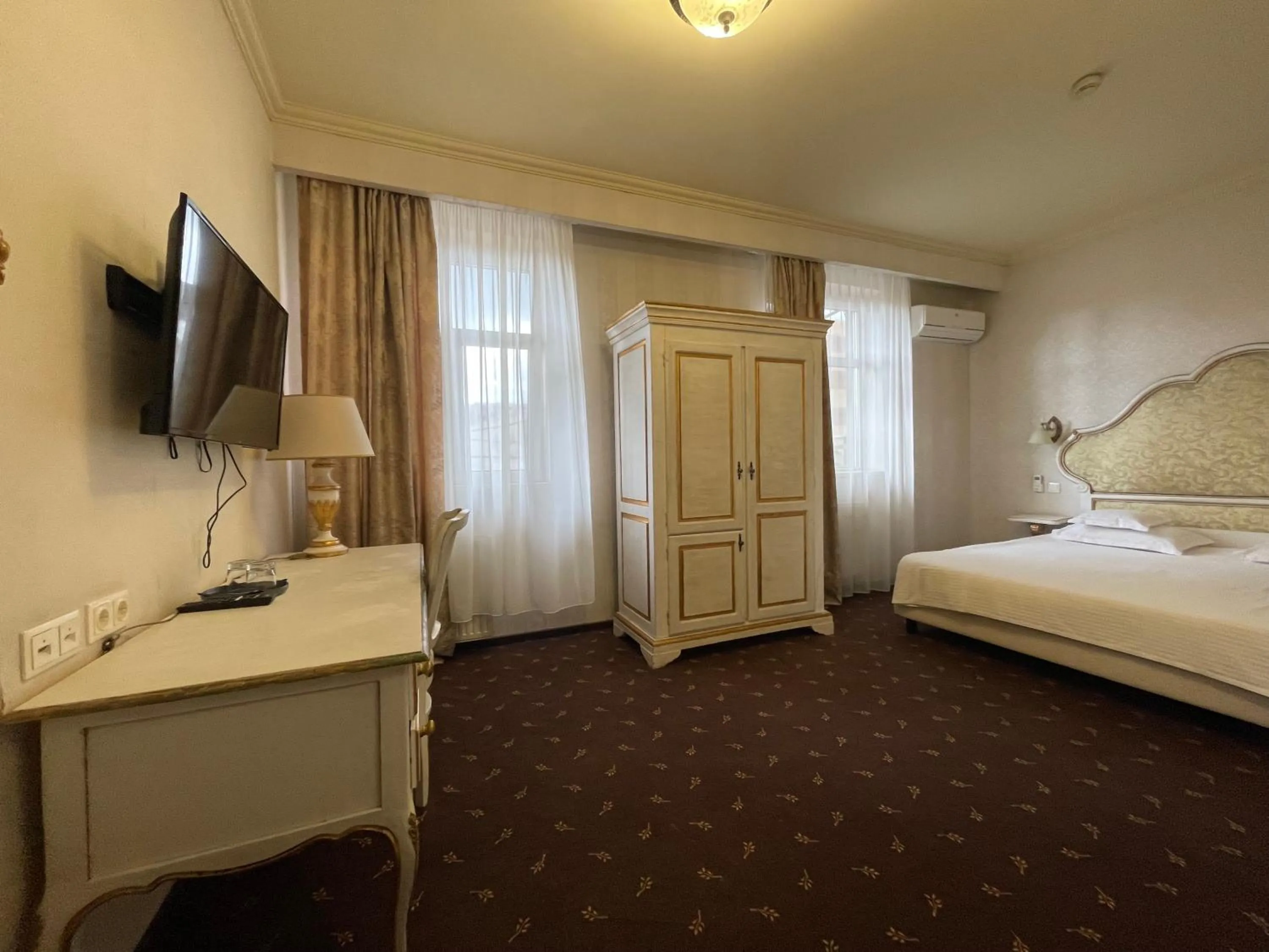 Bed in Topaz Boutique