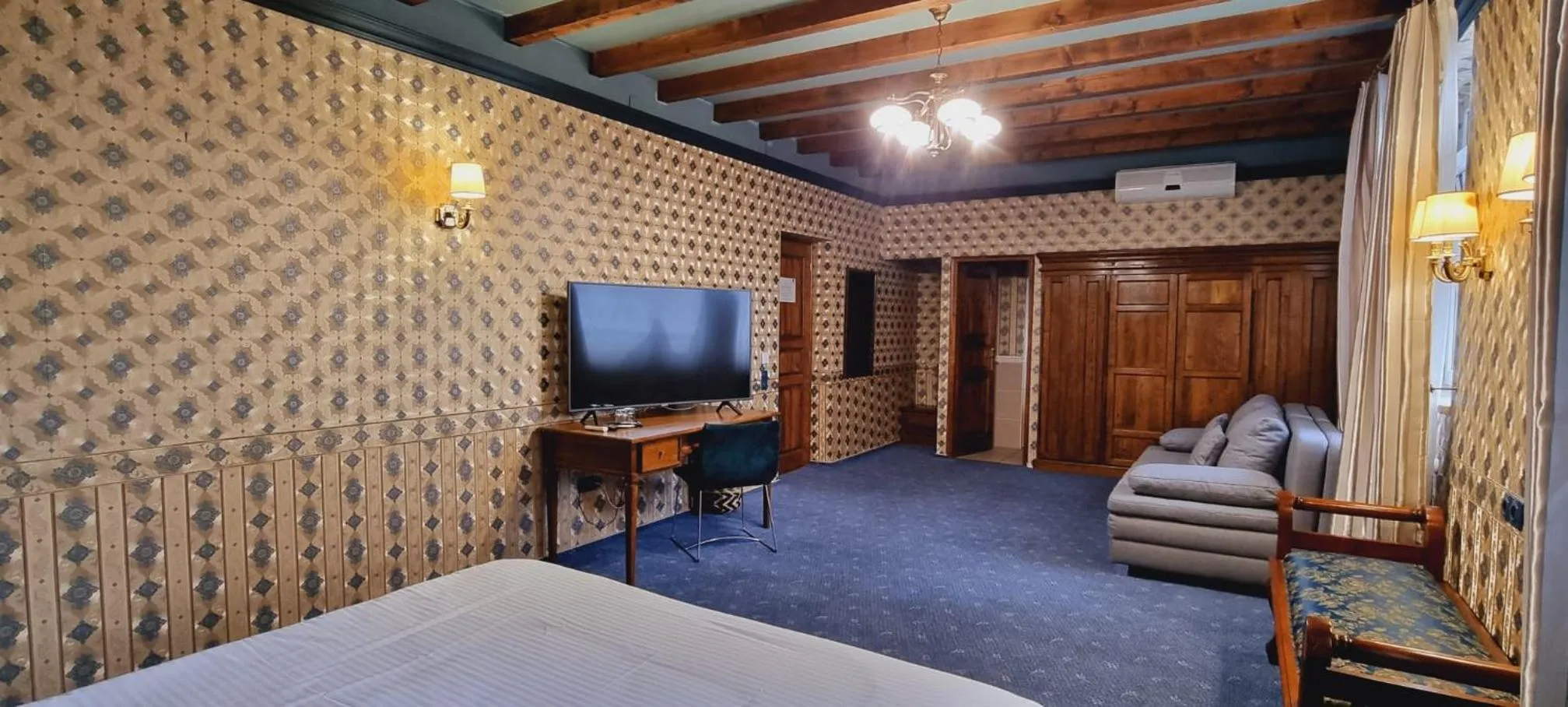 Bed in Topaz Boutique