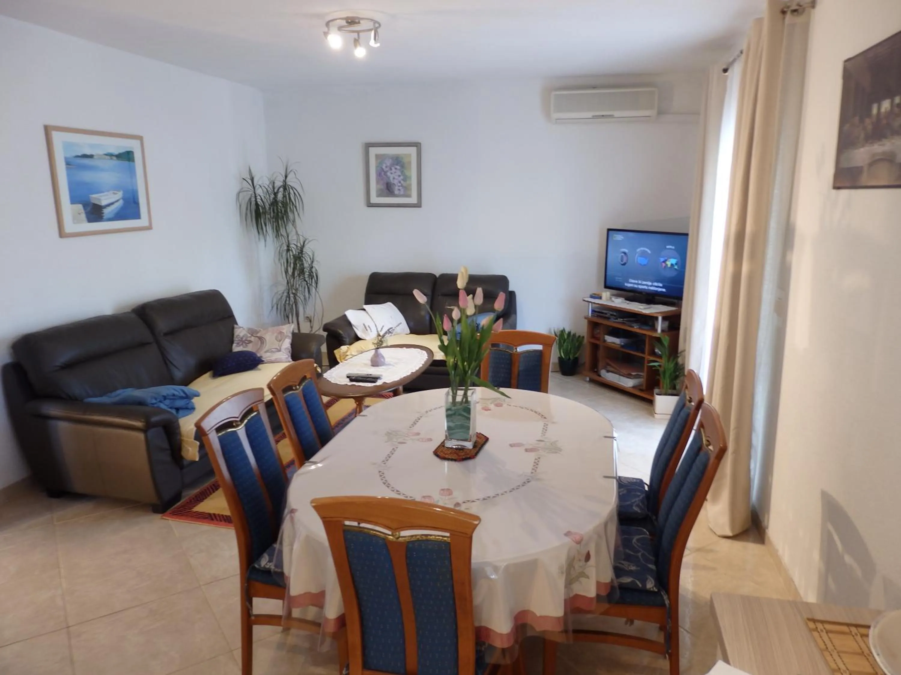 Dining area in Apartments Biočić