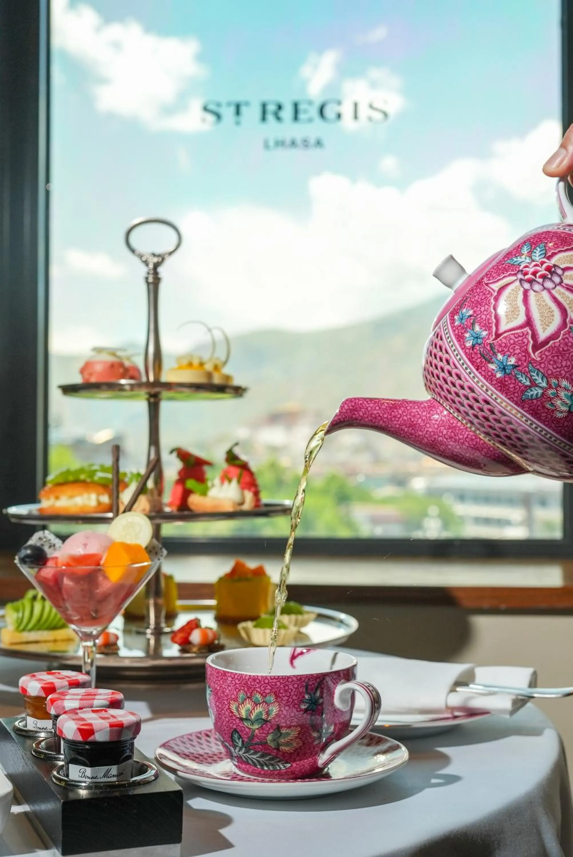 Lounge or bar in The St. Regis Lhasa Resort