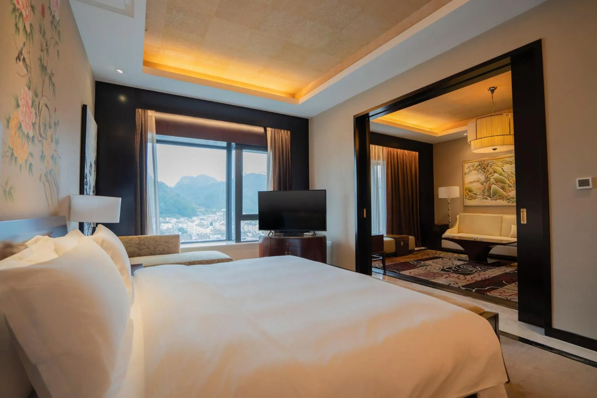 Photo of the whole room, Bed in Crowne Plaza Huangshan Yucheng by IHG