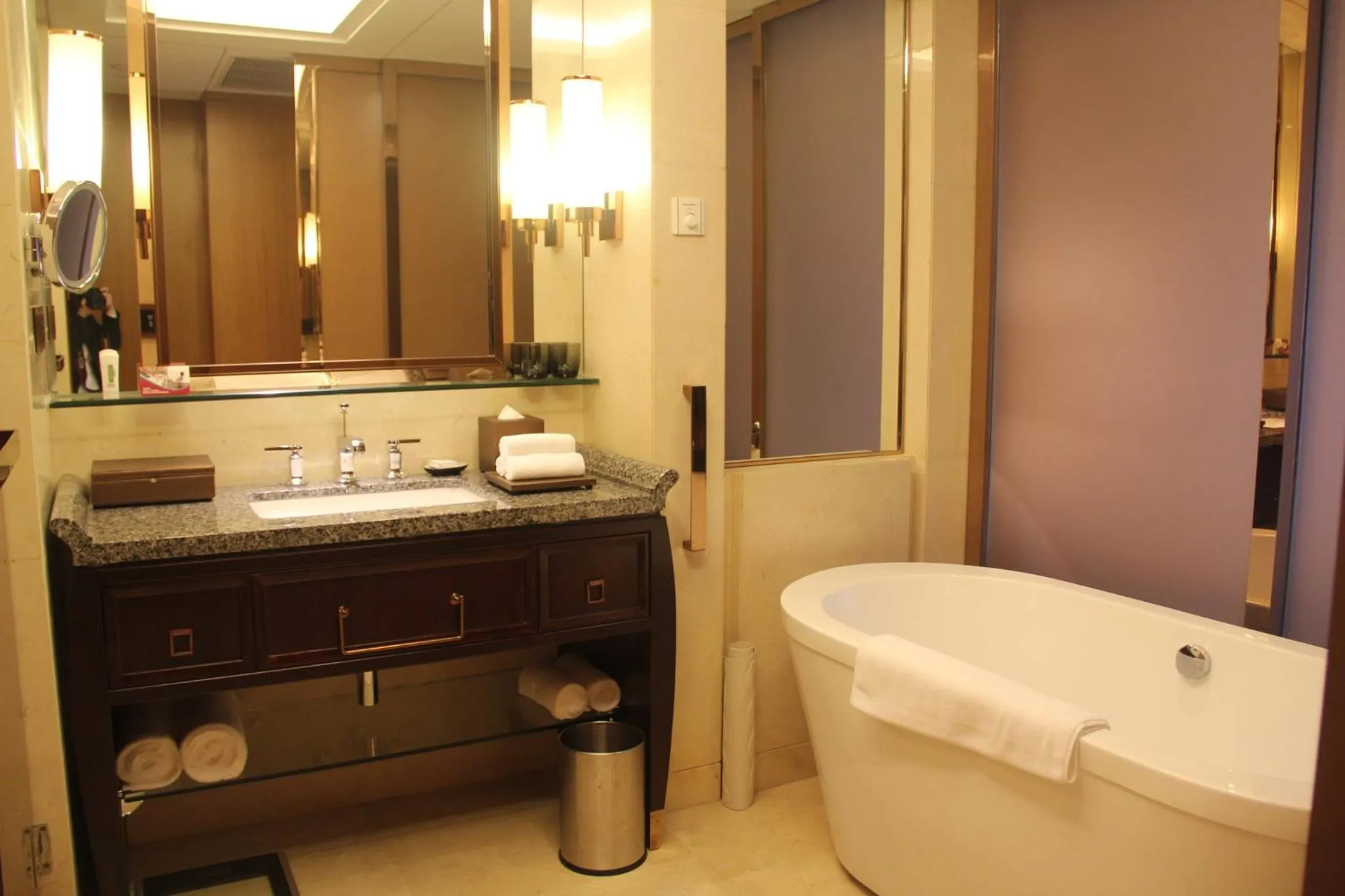 Bathroom in Crowne Plaza Huangshan Yucheng by IHG