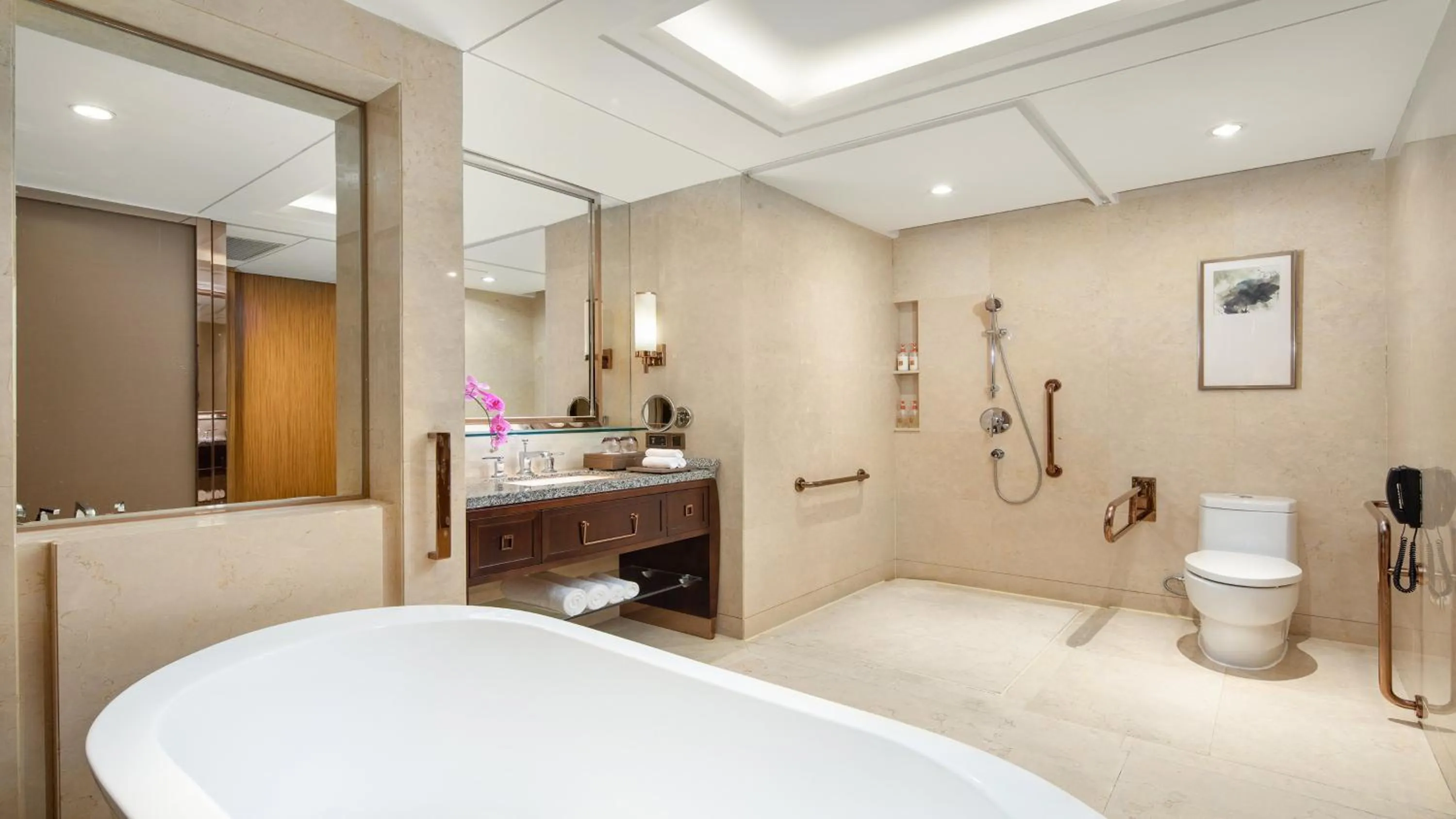 Bathroom in Crowne Plaza Huangshan Yucheng by IHG