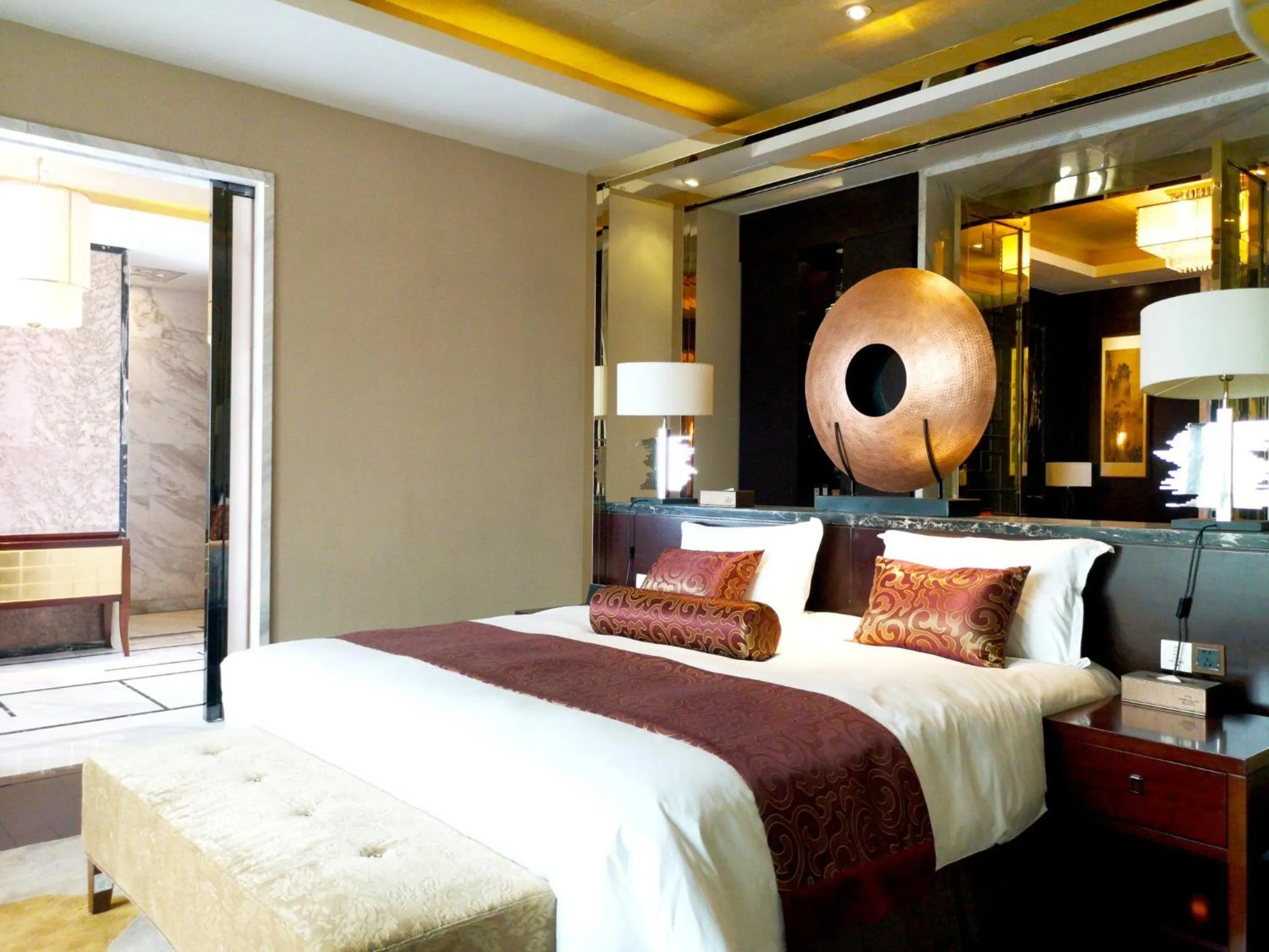 Photo of the whole room, Bed in Crowne Plaza Huangshan Yucheng by IHG