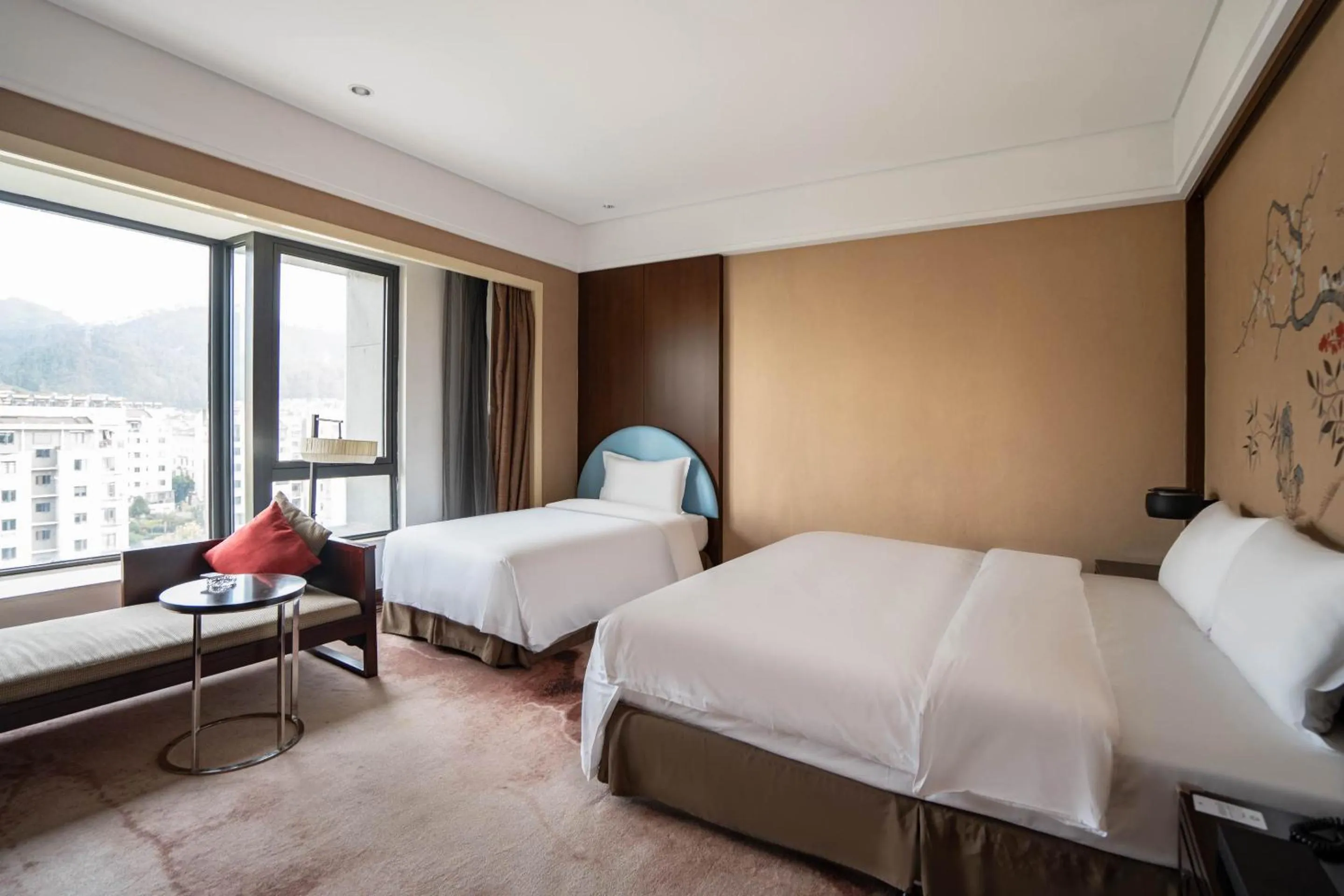 Photo of the whole room, Bed in Crowne Plaza Huangshan Yucheng by IHG