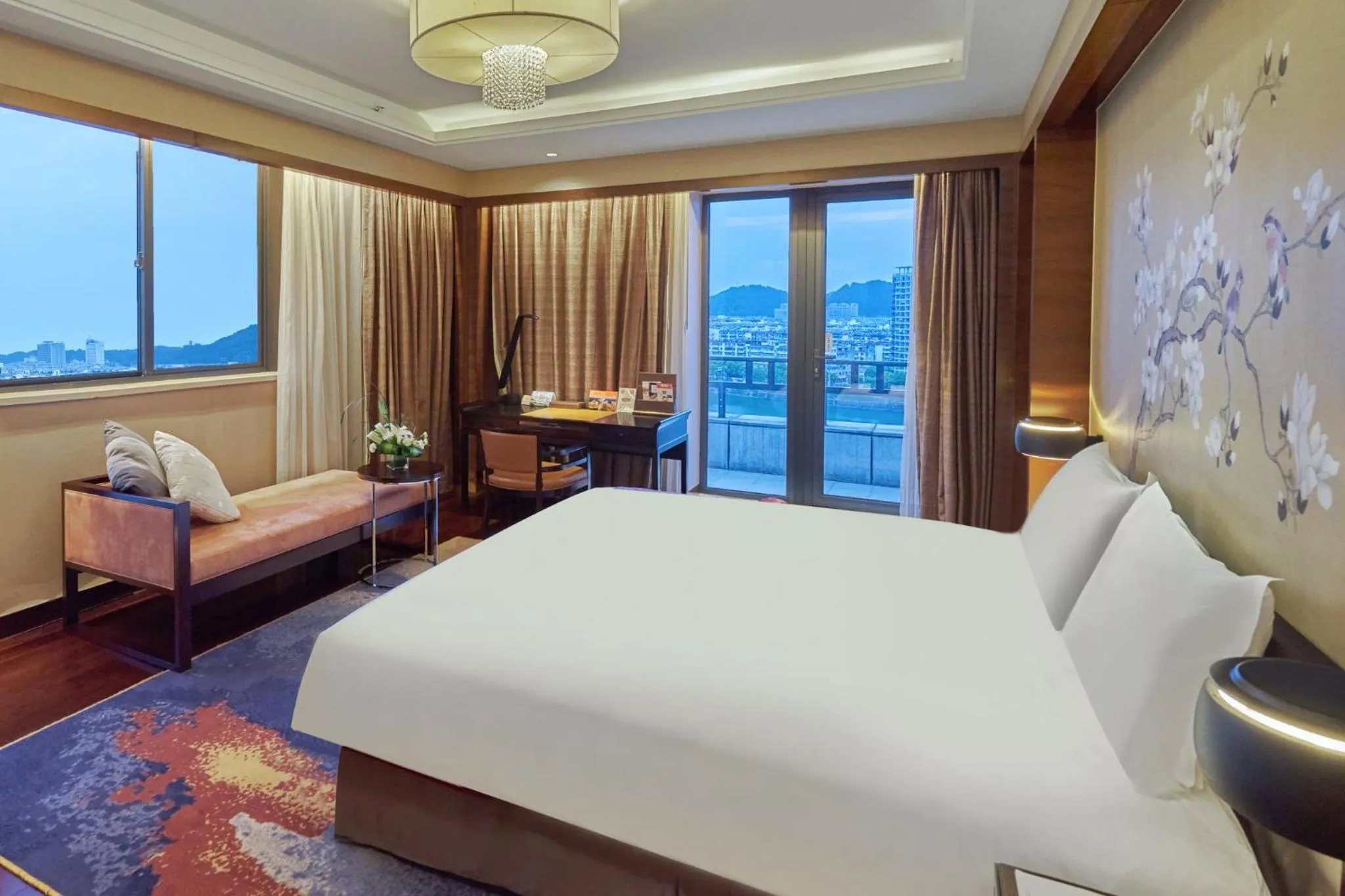 Photo of the whole room, Bed in Crowne Plaza Huangshan Yucheng by IHG