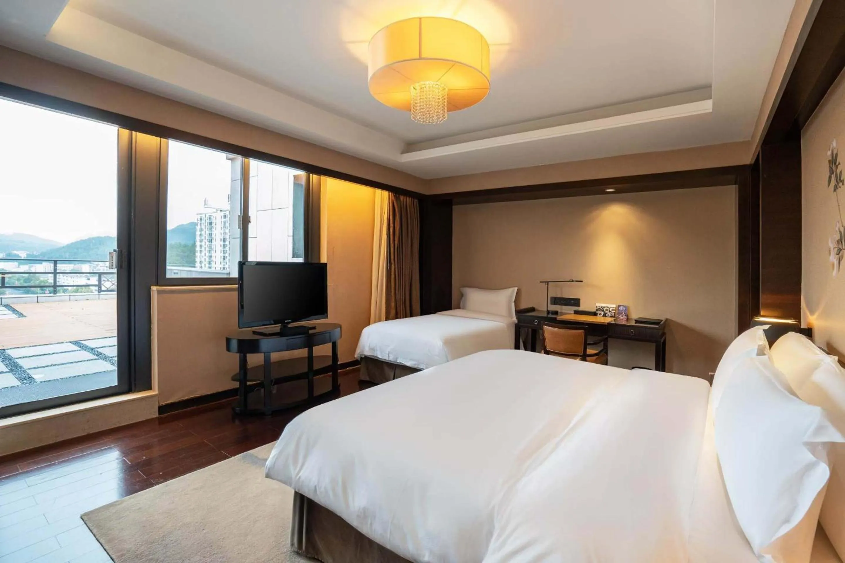 Photo of the whole room, Bed in Crowne Plaza Huangshan Yucheng by IHG