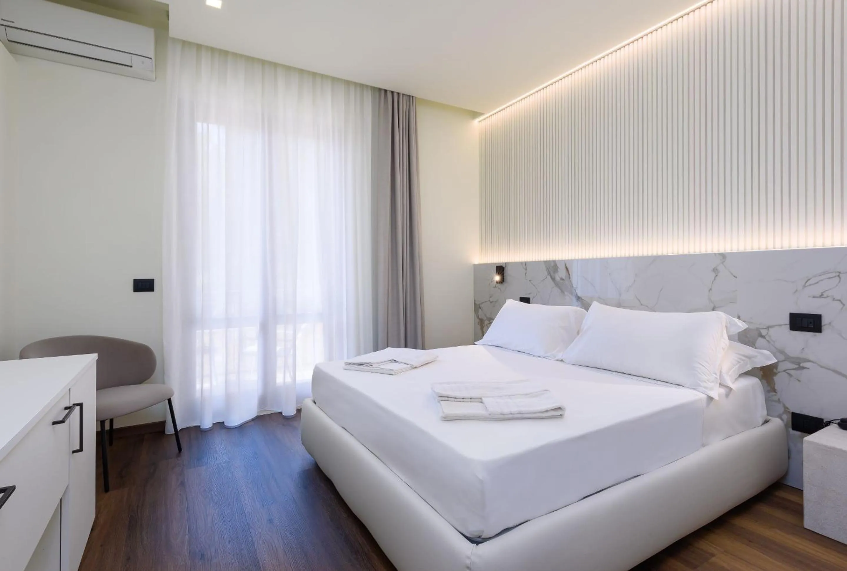 Decorative detail, Bed in Albergo Auralba