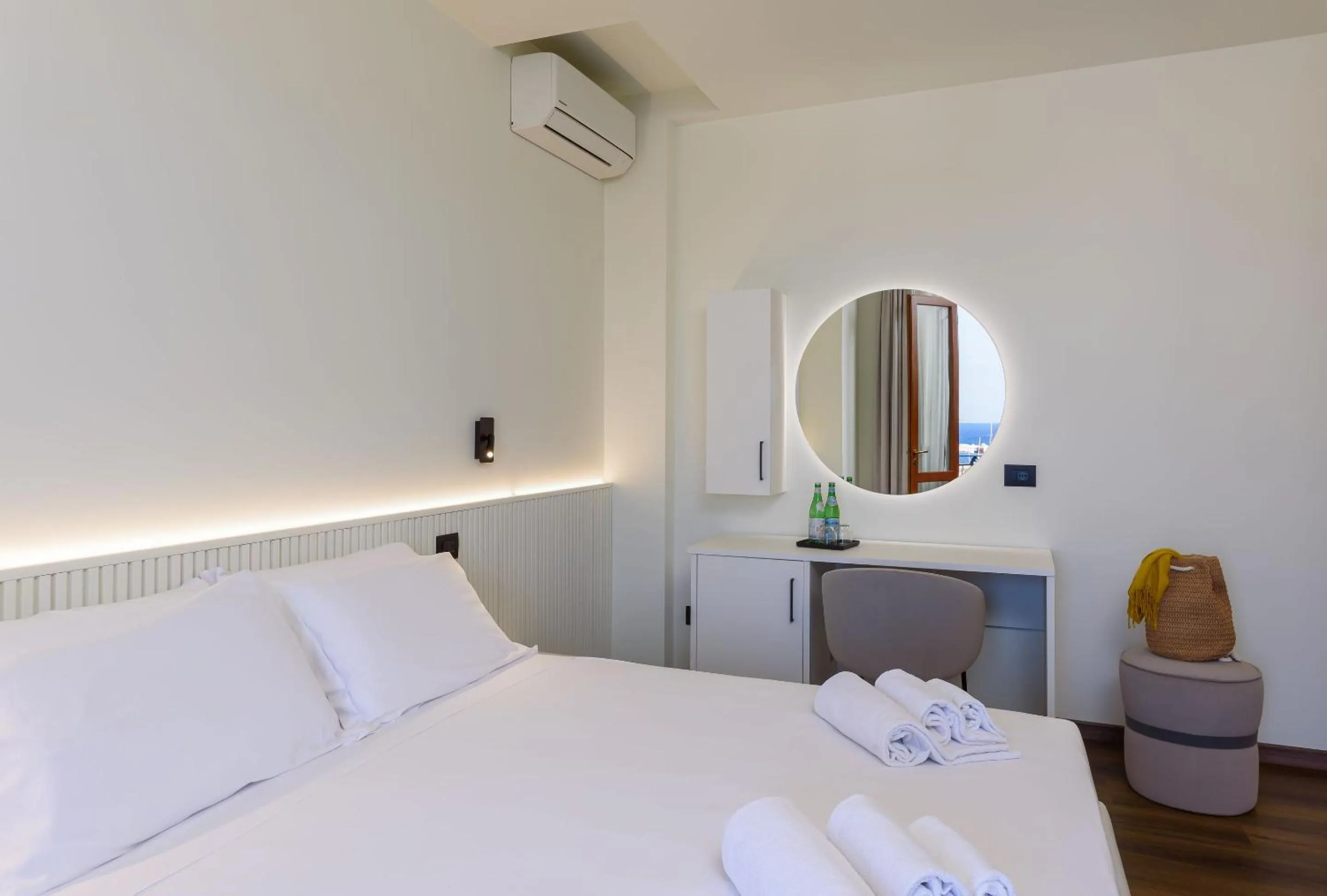 Decorative detail, Bed in Albergo Auralba