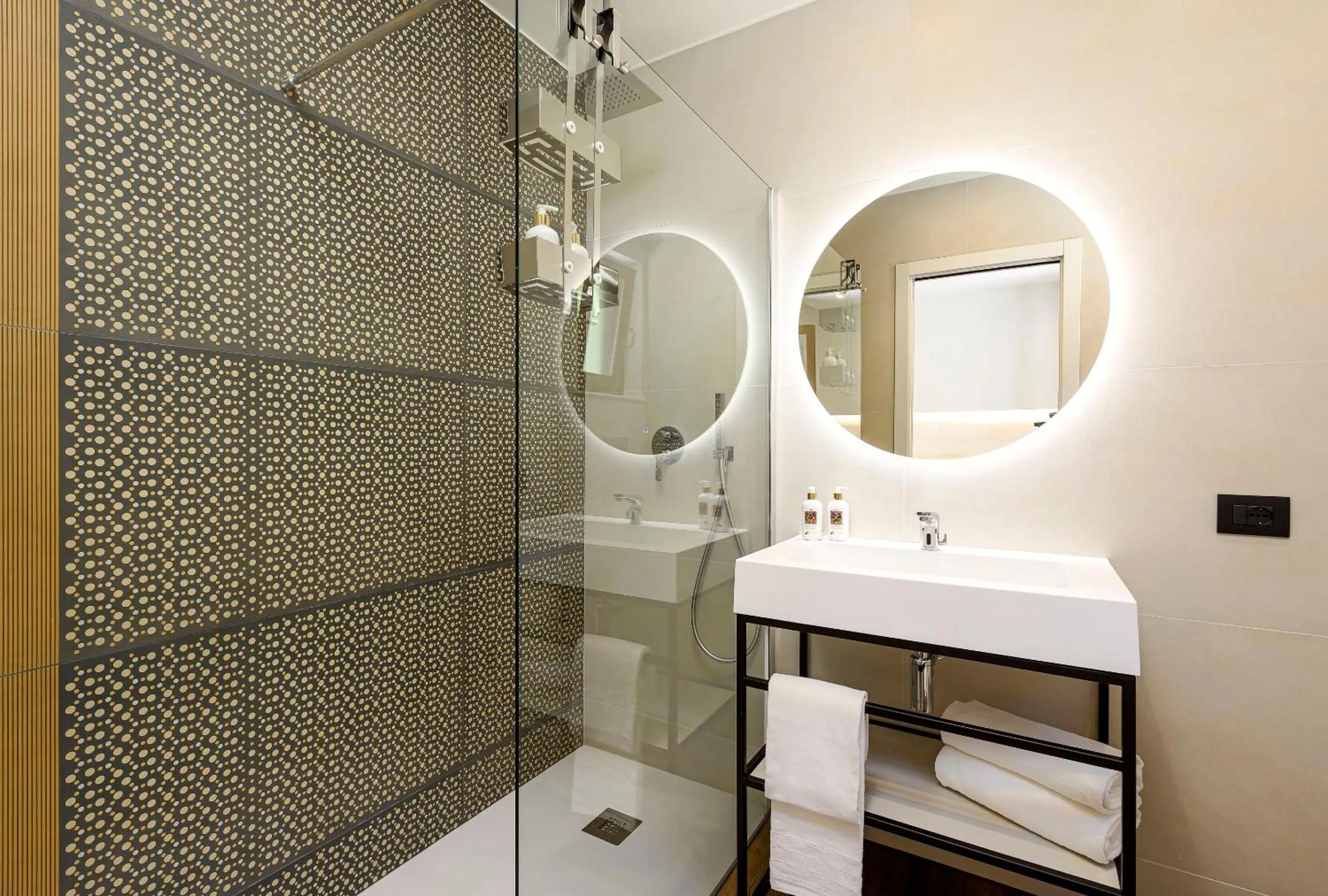 Shower in Albergo Auralba